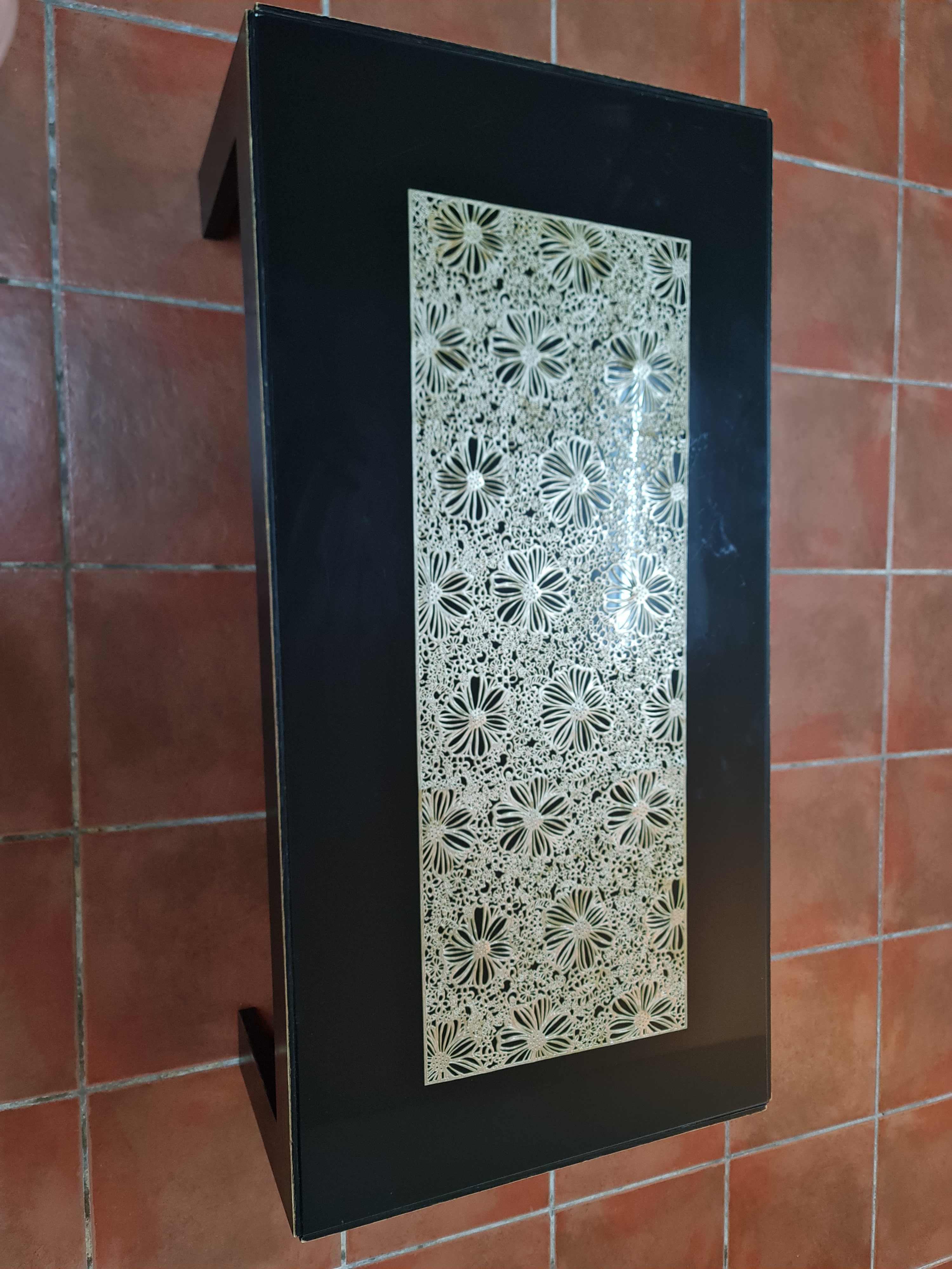 Coffee table with mat - Image 1
