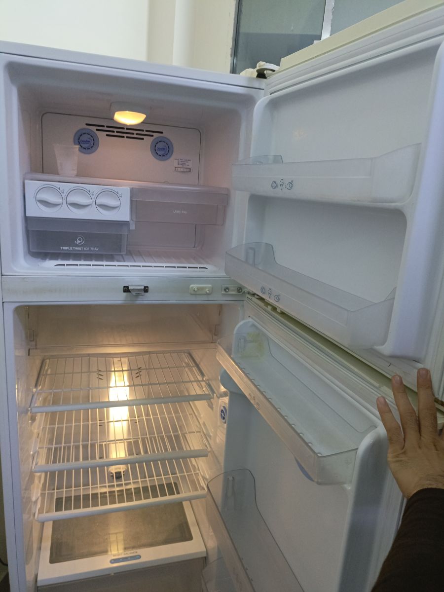 Lg refrigerator - Image 2