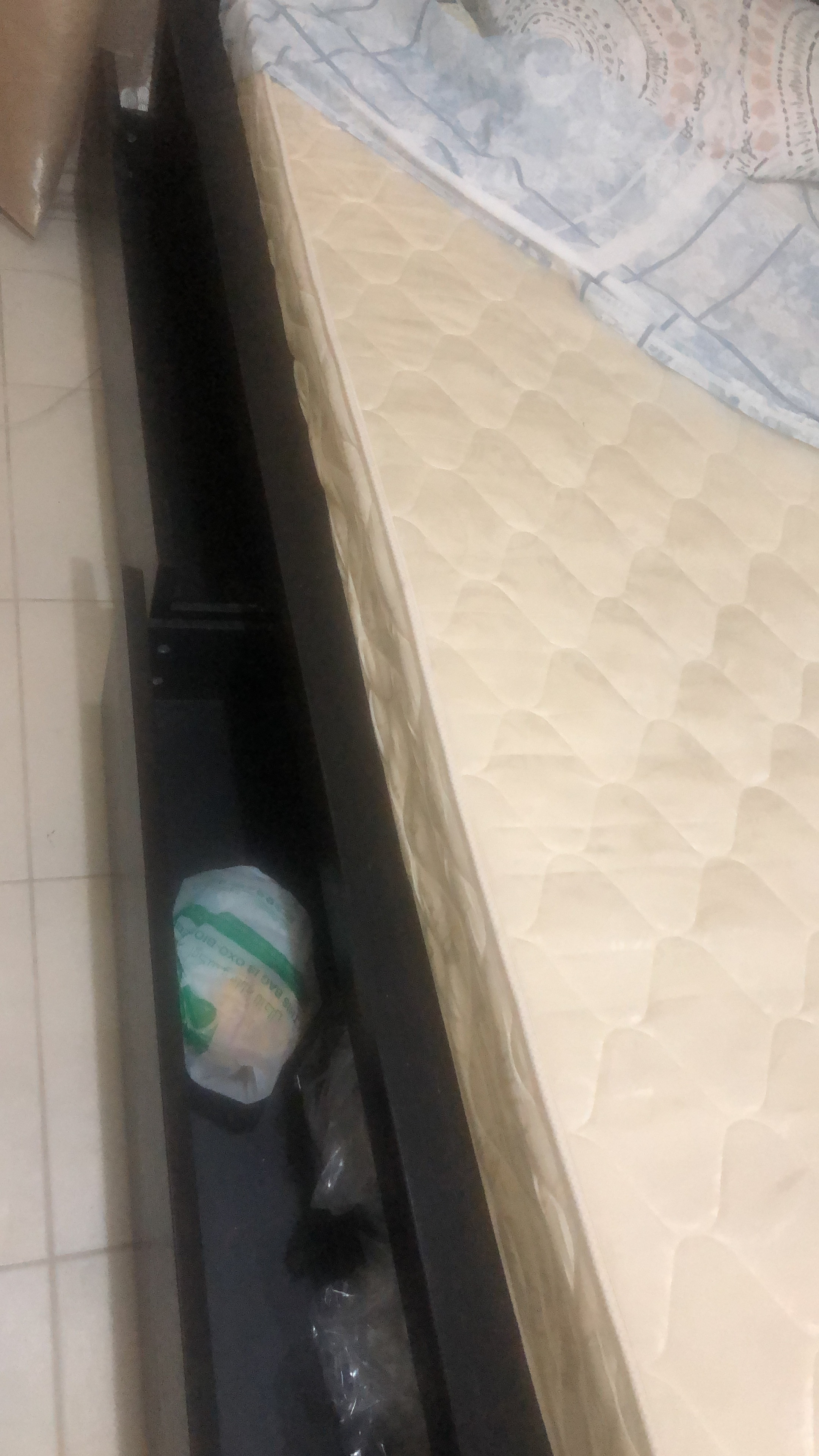 BED AND MATTRESS KING SIZE 200*190 h=15cm GOOD CONDITION LIKE NEW  - Image 2