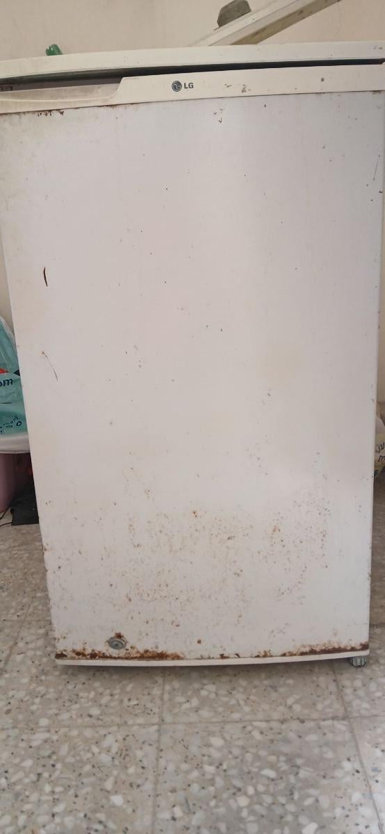 Old refrigerator - Image 1