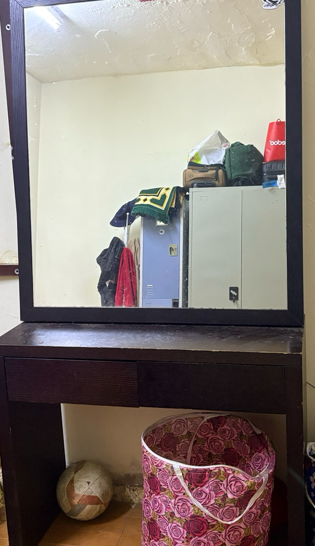 Wooden dressing table with large mirror - Image 1