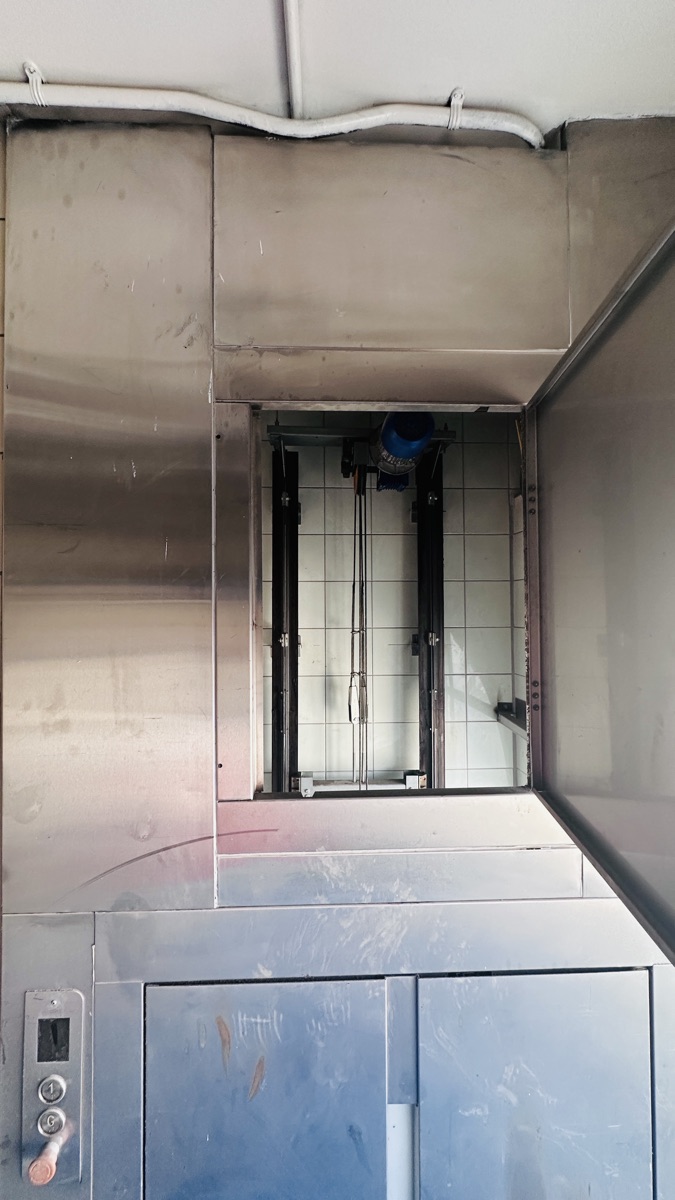 Small frieght elevator - Image 1