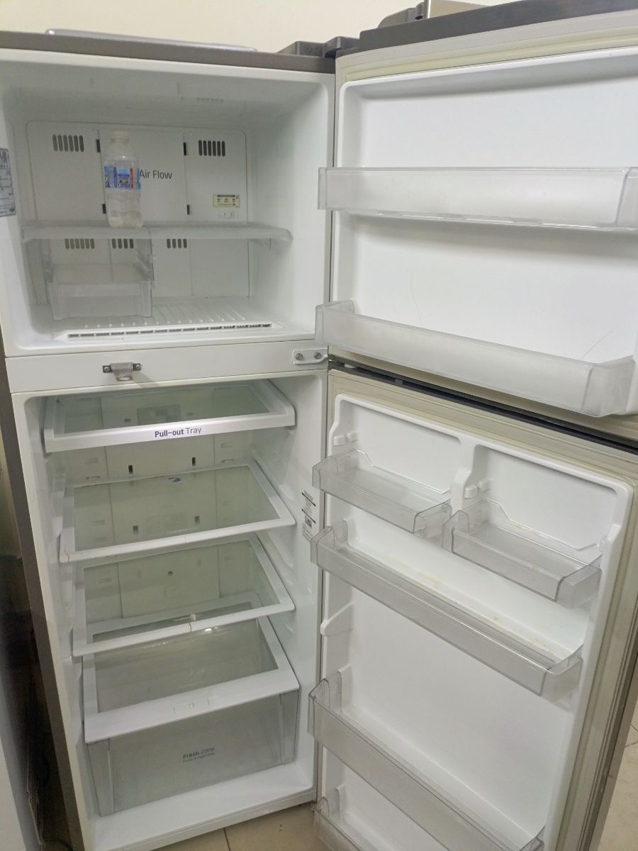Lg refrigerator - Image 2