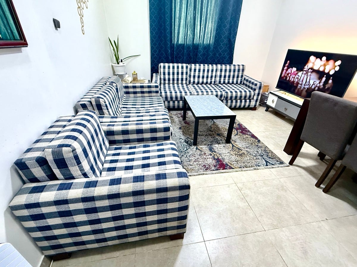 طقم كنب وطاولة تلفزيون بحالة جيدة - Image 2