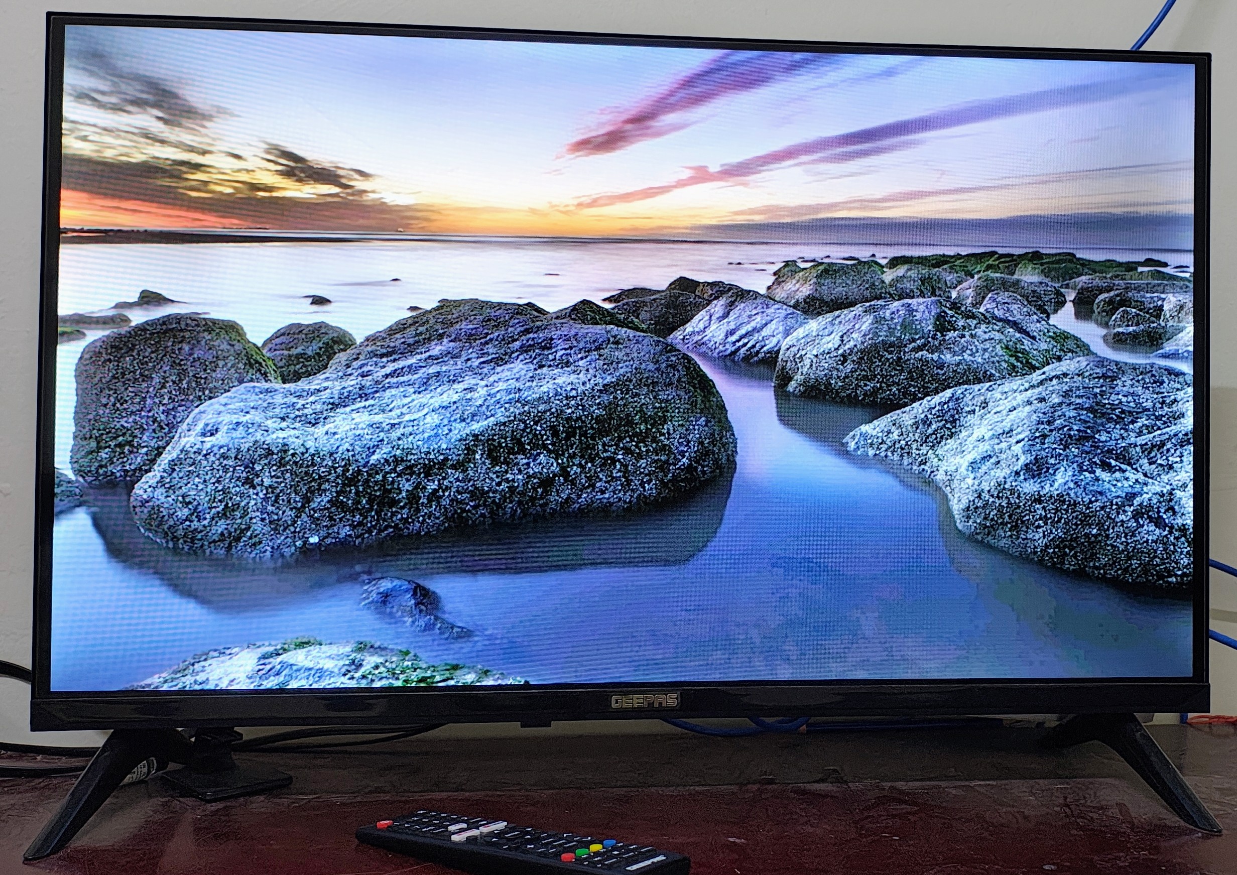 Geepas 32 inch (6 month old) 2 year warranty  - Image 2