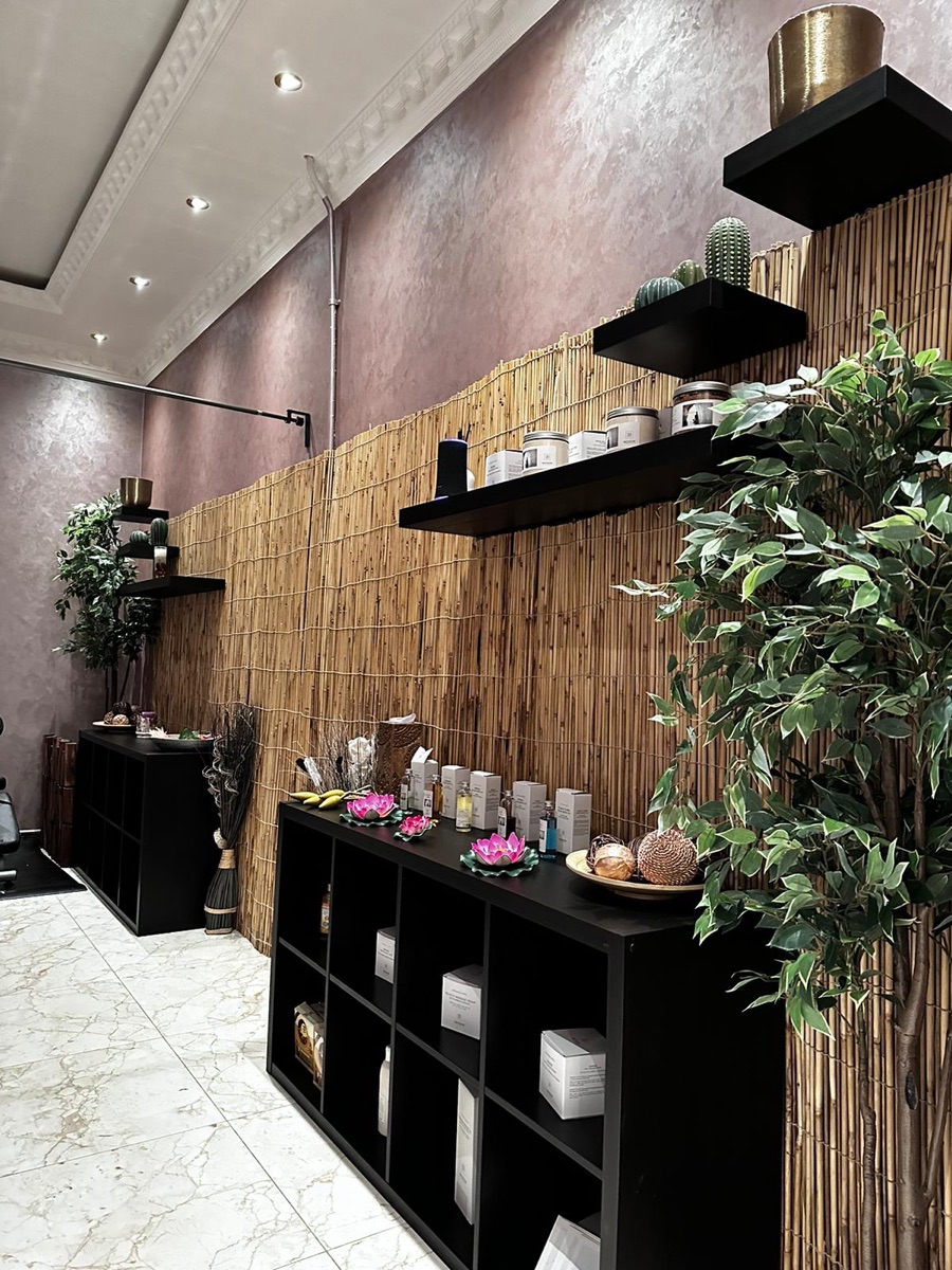Salon Furnitures, equipment & products for sale أثاث ومعدات ومنتجات صالون للبيع - Image 20