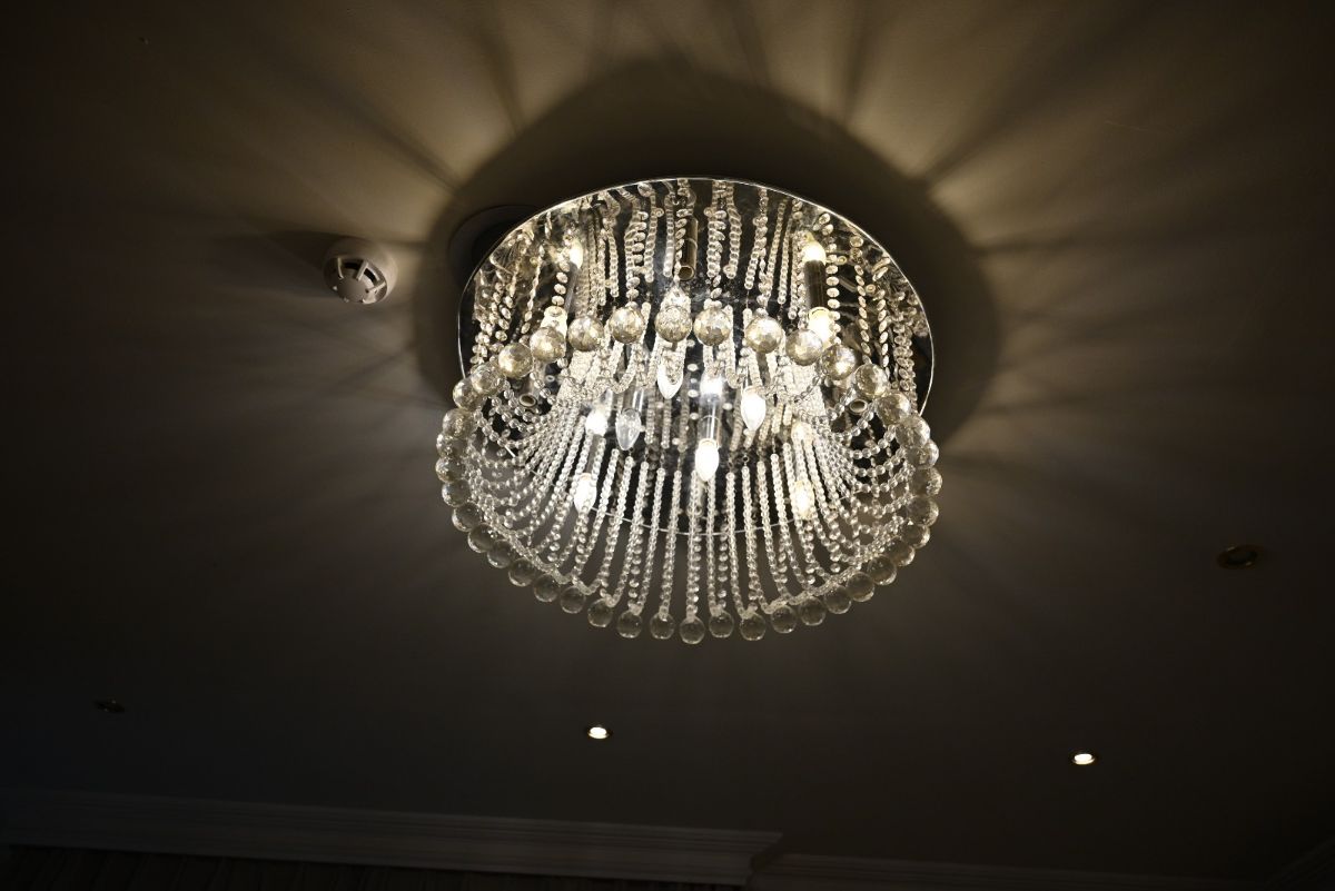 Beautiful ceiling chandelier - Image 1