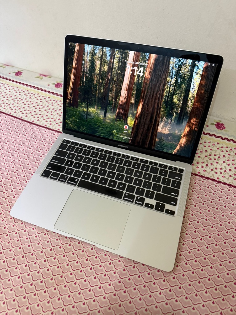 MacBook Air 2020 - Image 1