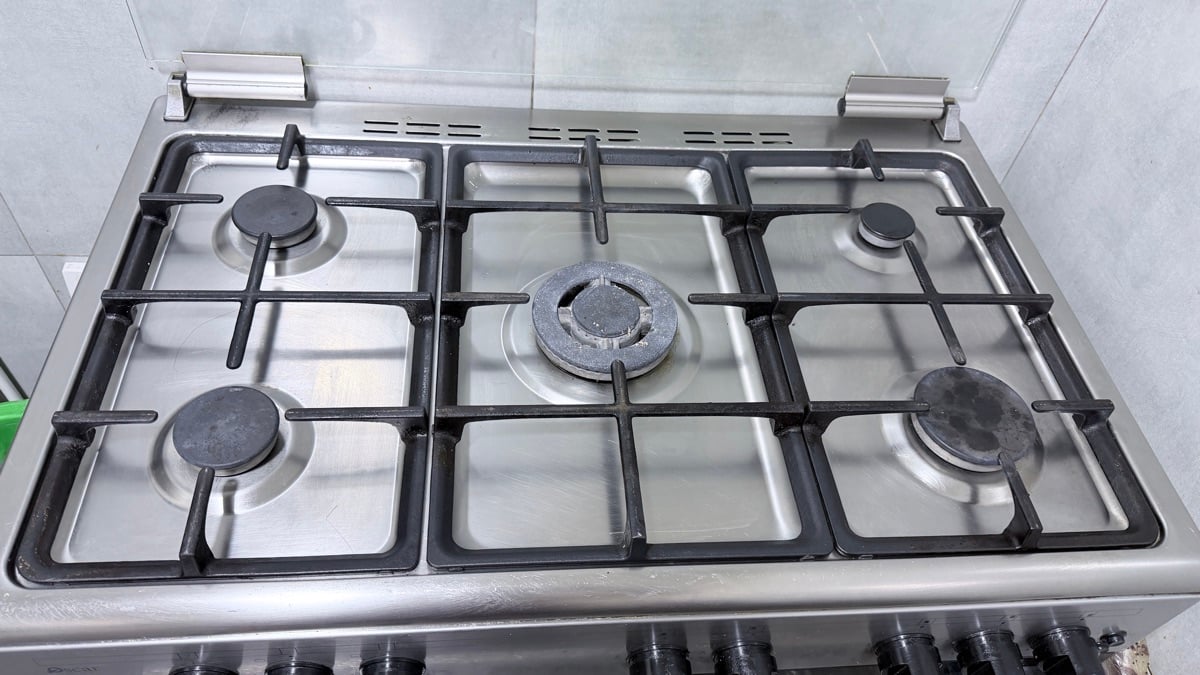 Cooking Range with Oven - Image 2
