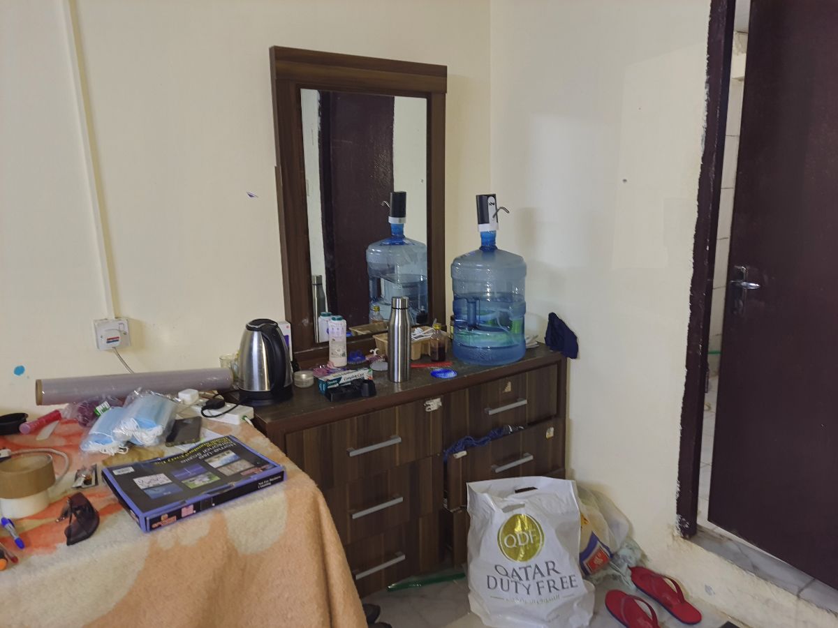 Household appliances (Bed, chair, mirror table, normal table, pressure cooker, kitchen utensils, frying pan - Image 3