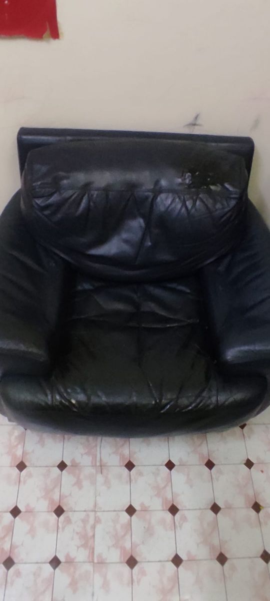 Leather used sofa for free (1+1) - Image 2