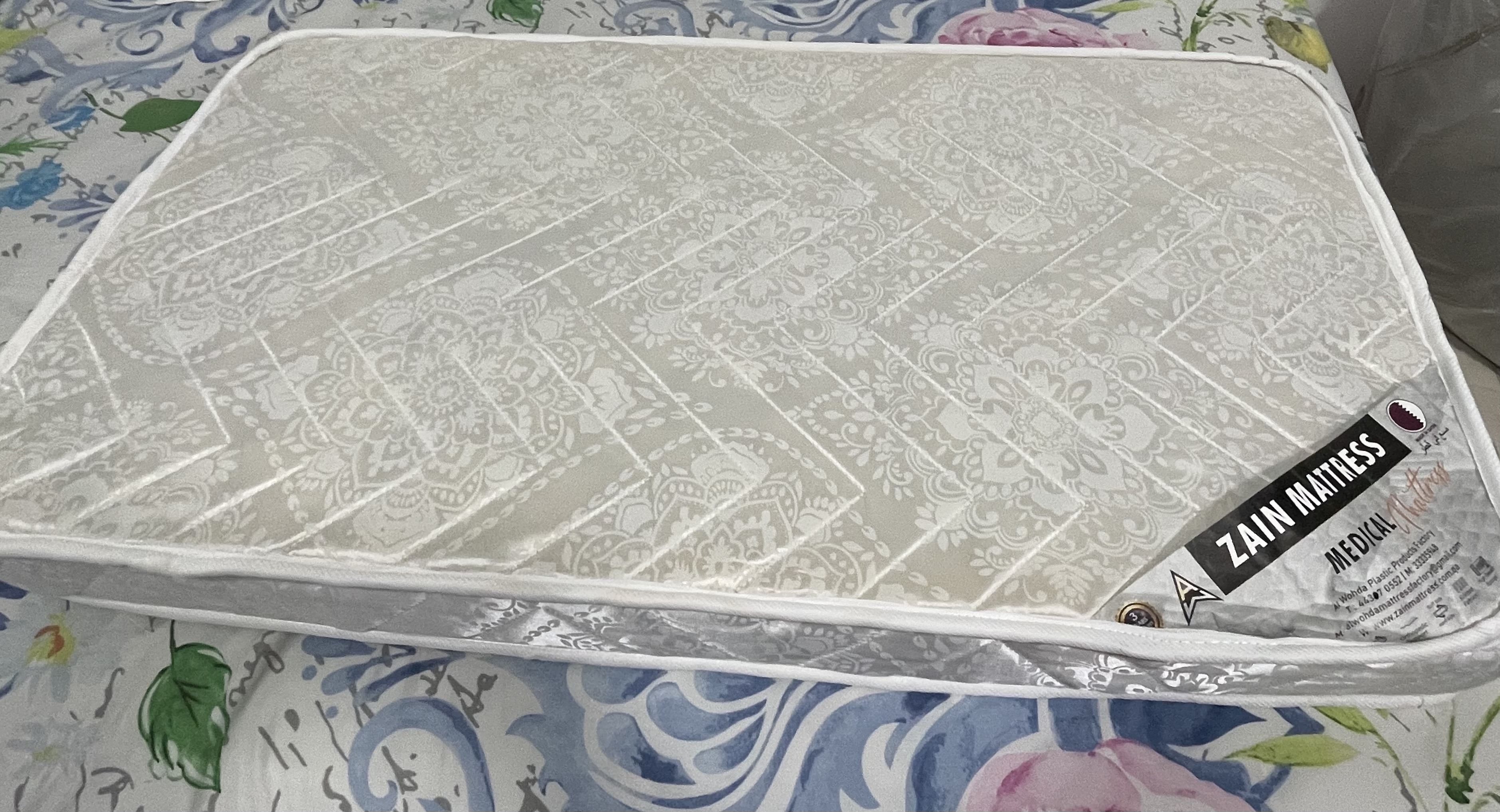 Crib mattress with protector - Image 3
