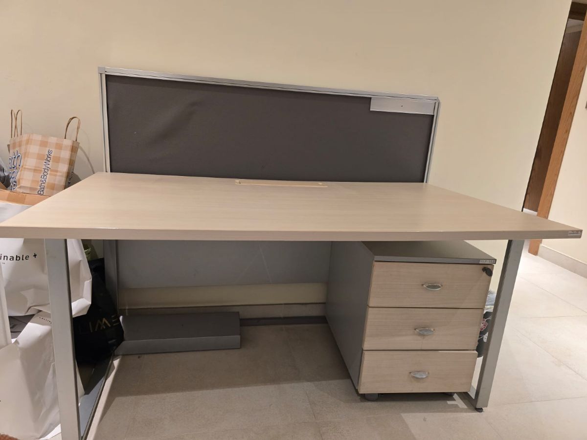 Office chair and table - Image 2
