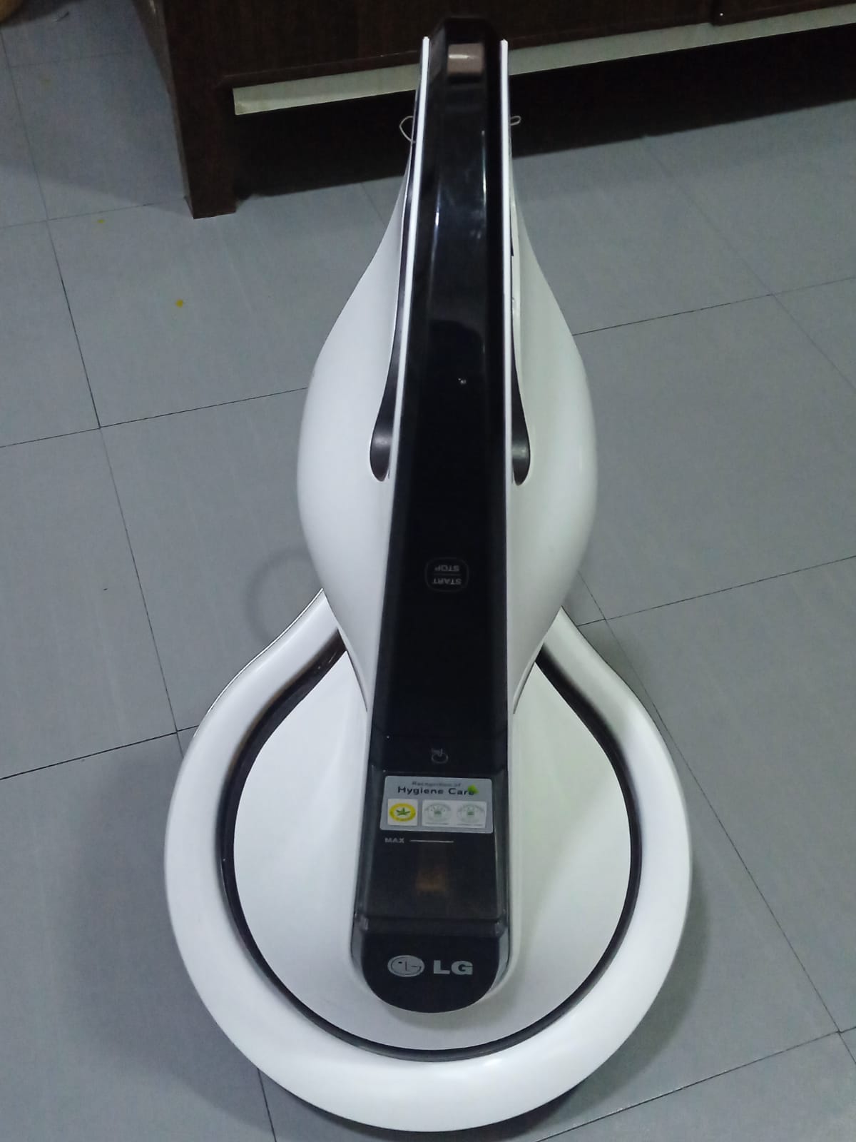LG Vacuum Cleaner (Bed Cleaner) VH9200DS – Excellent Condition! - Image 2