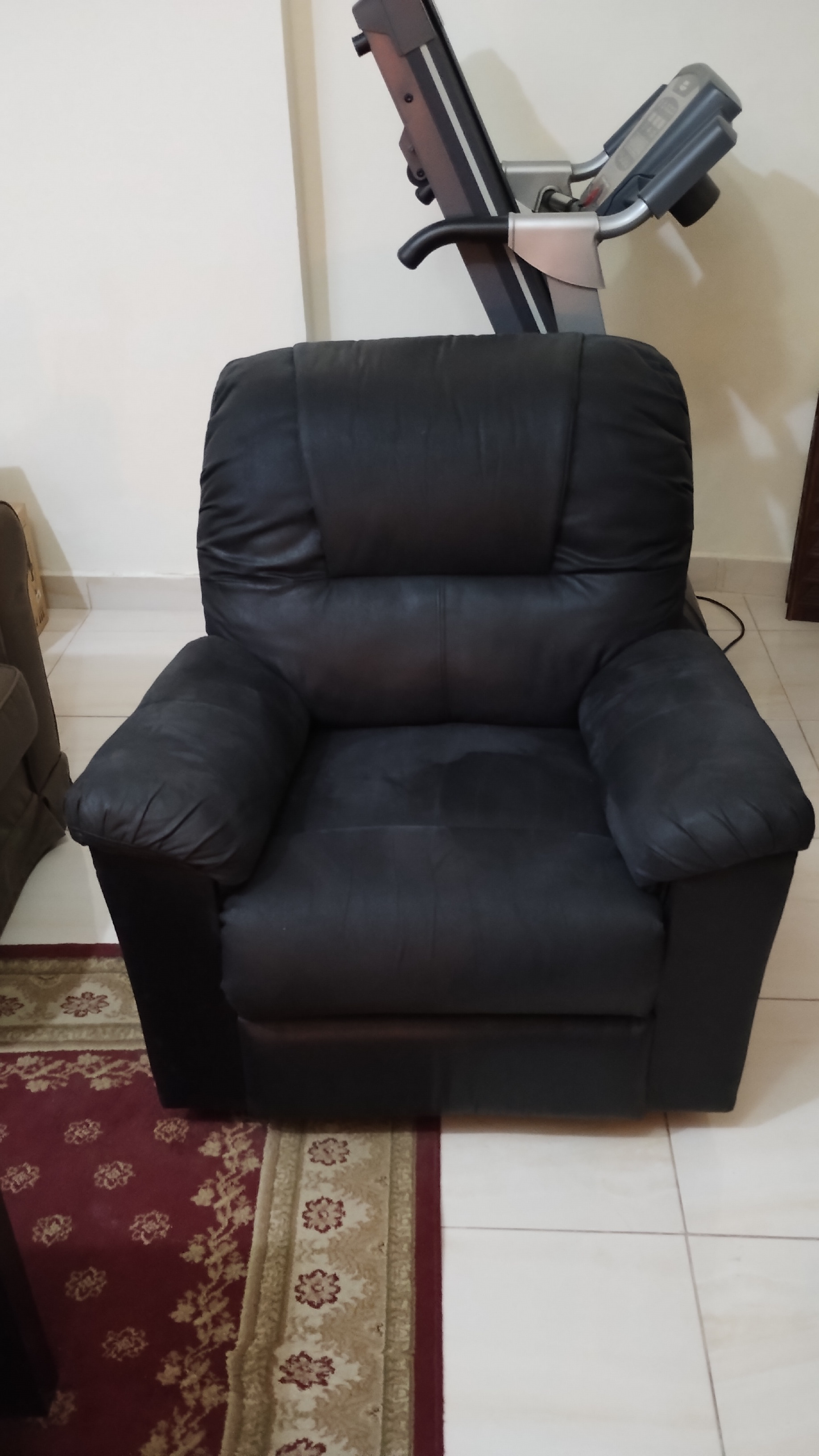 Recliner sofa black in good condition  - Image 3
