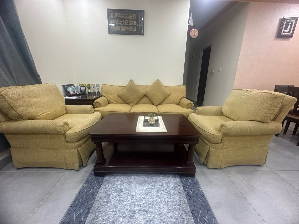 Drexel Living Room Furniture Set – Classic Elegance | QAR 1,400 ? - Image 1