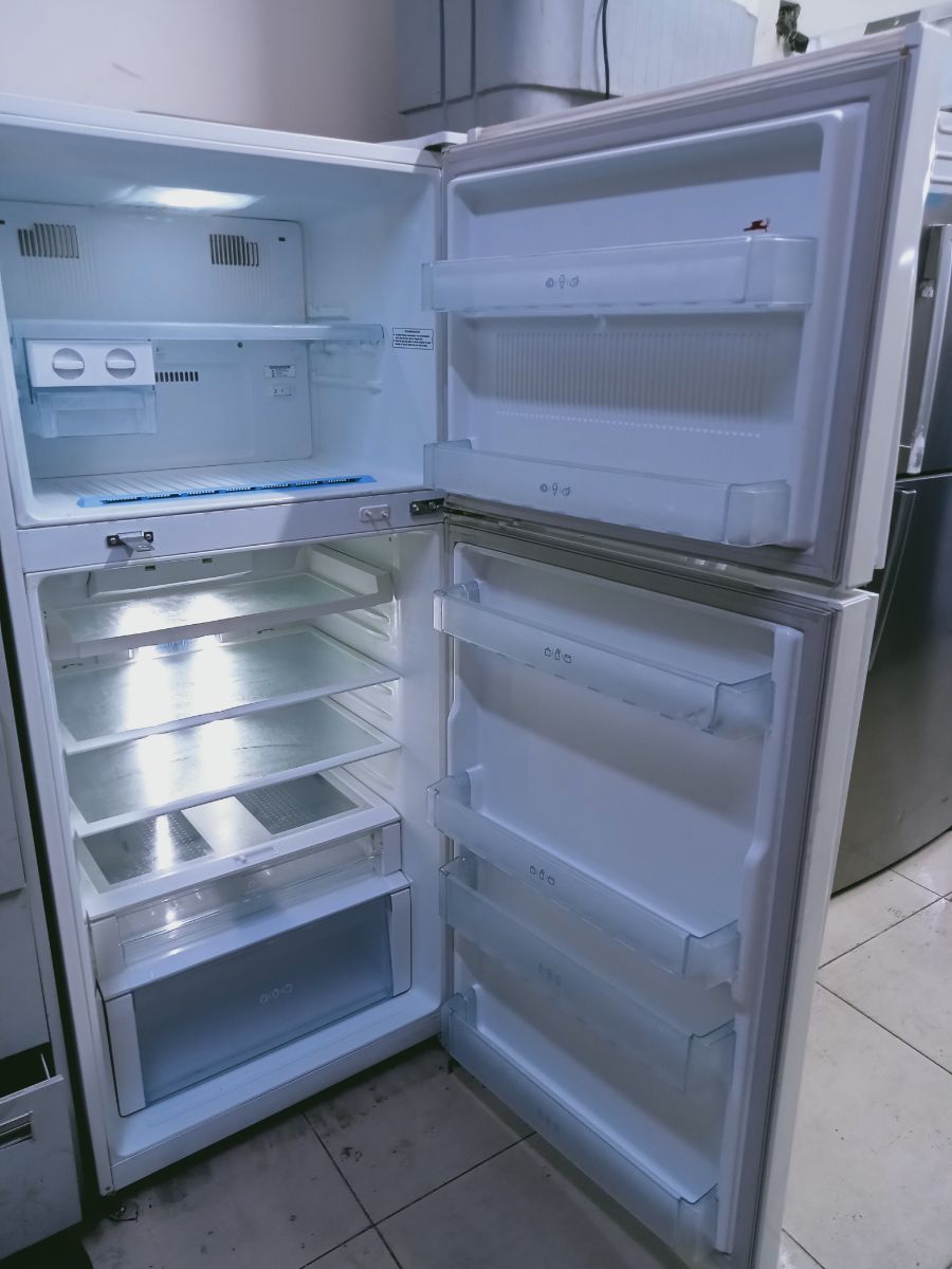 LG refrigerator available for sale - Image 2