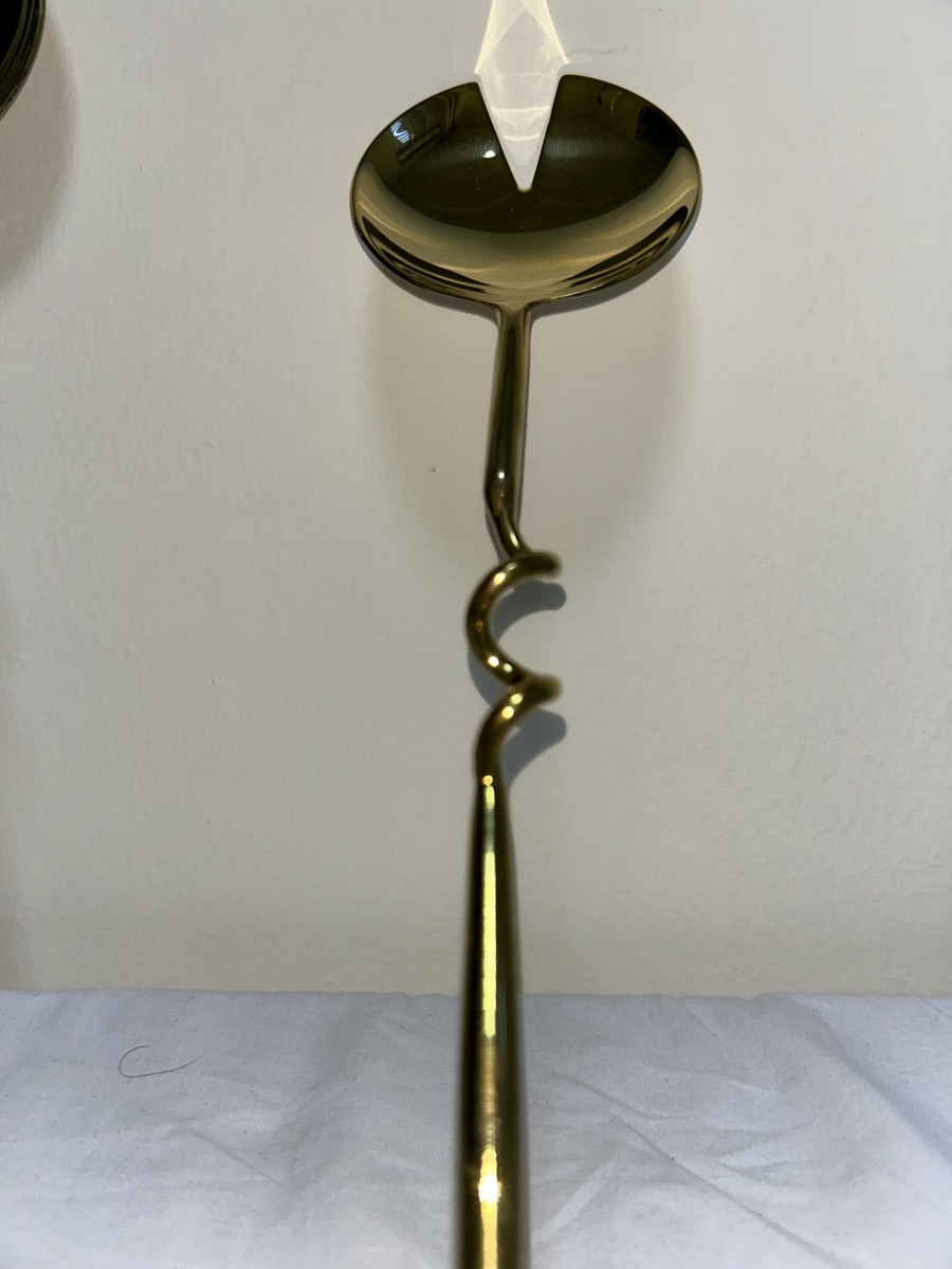 gold-effect serving spoon and fork set with a twisted handle design - Image 2