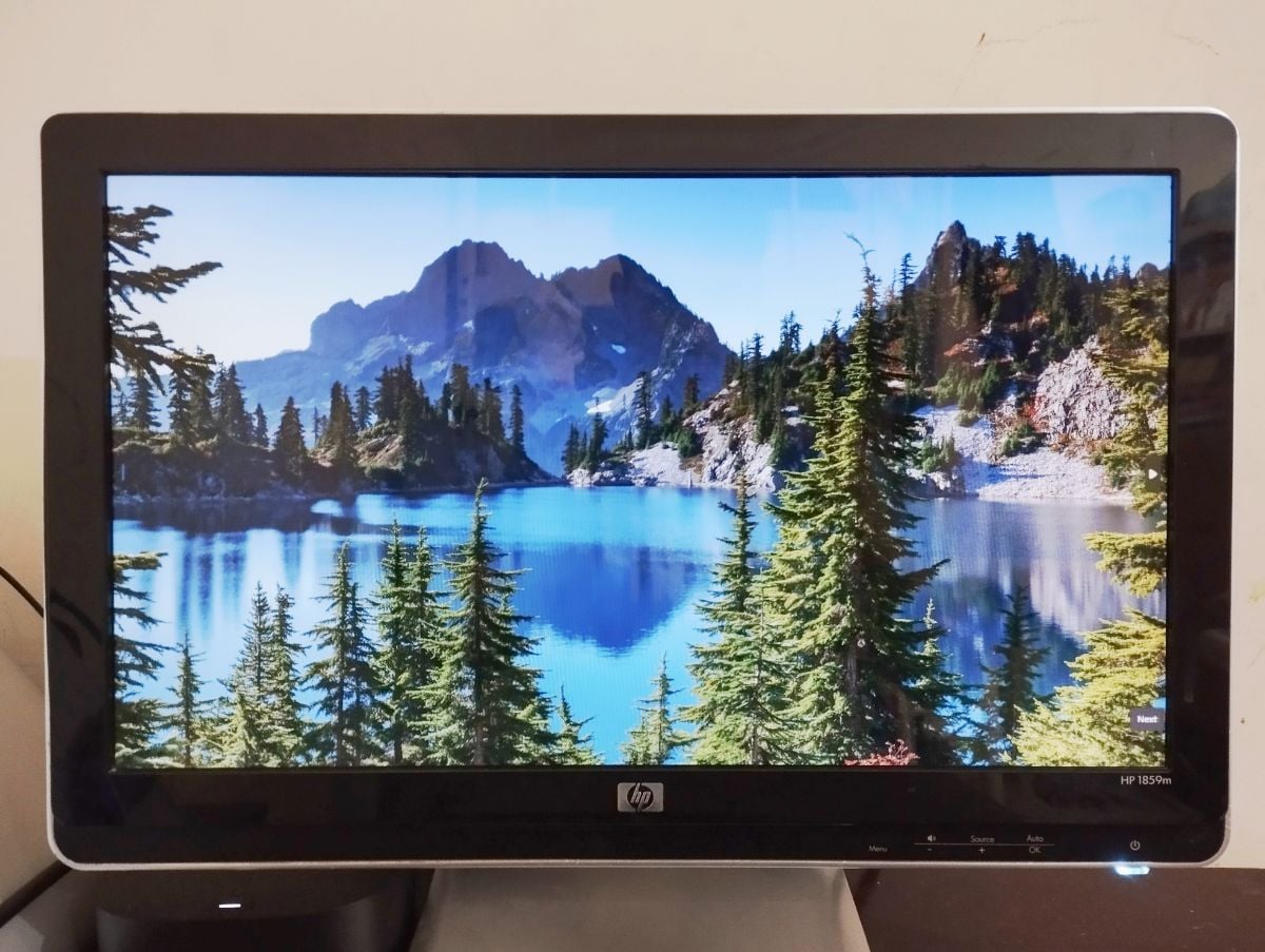 HP 1859m 18.5" monitor. - Image 1