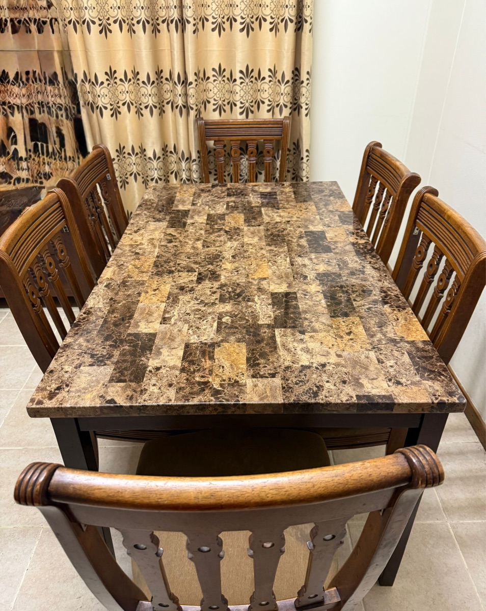Dining table with 6 chairs - Image 1