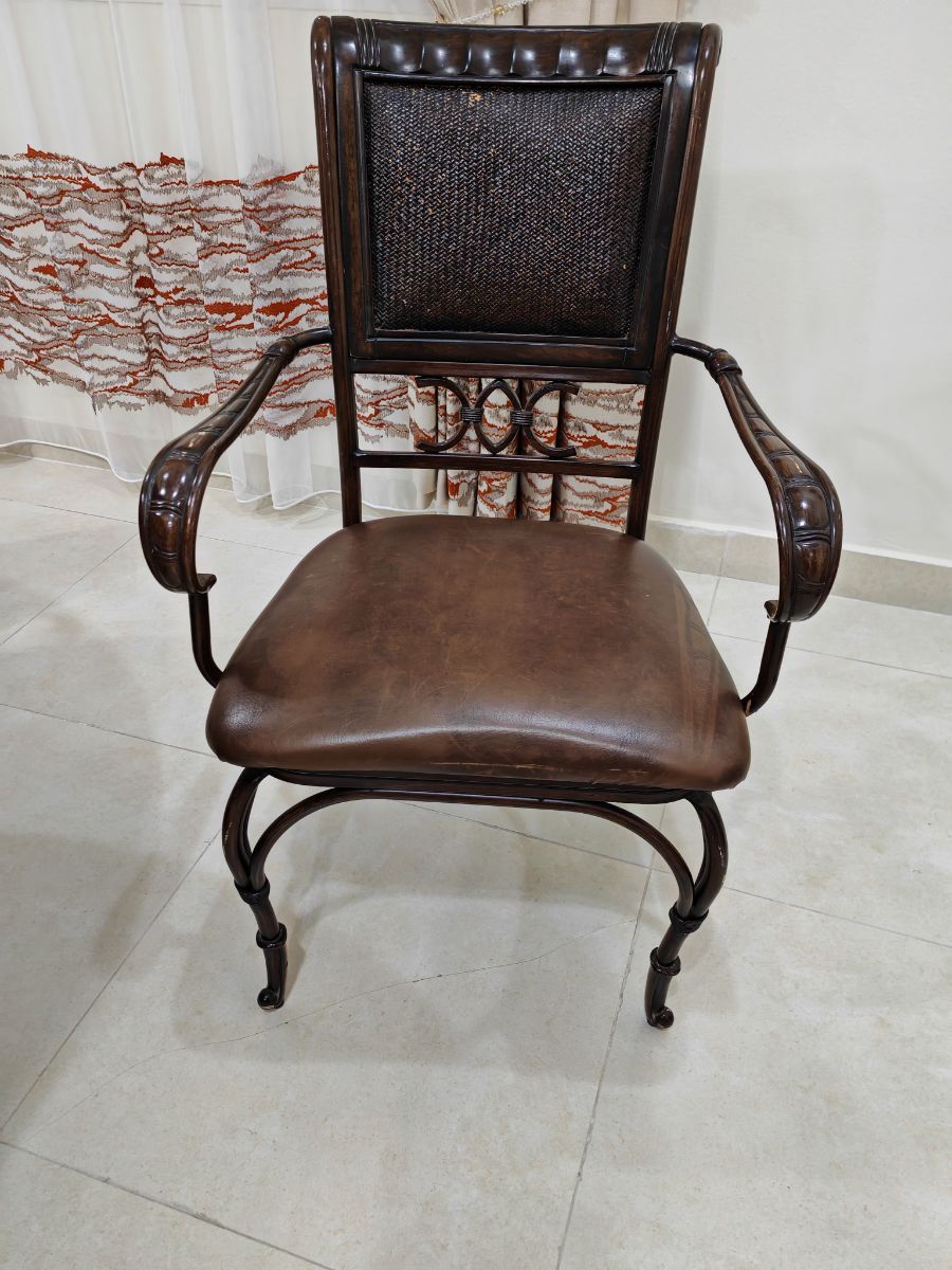 Dining table round  with 4 chairs - 1500 QAR( special design piece), top glass ,special wood & strong steel frame - Image 4
