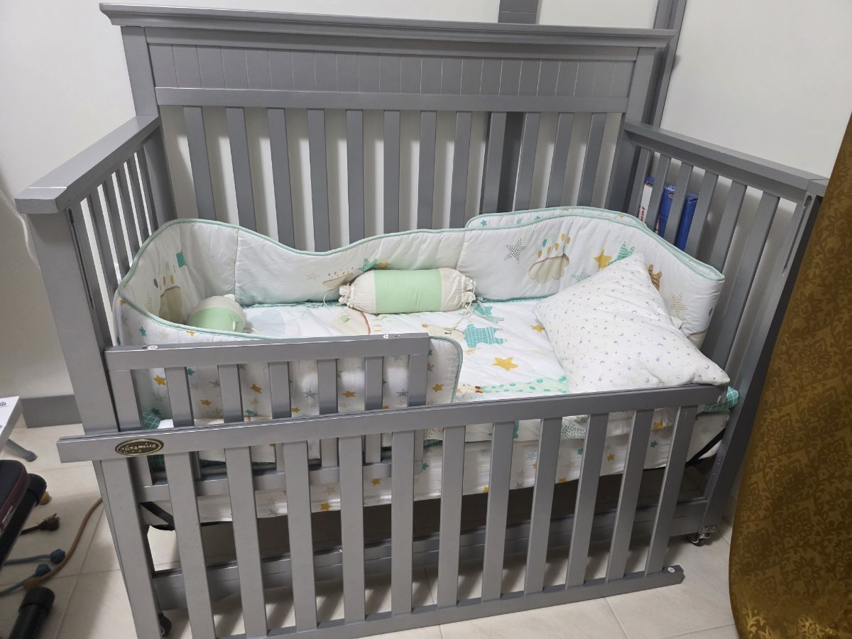 Crib with Mattress & Full Bedding Set – Excellent Condition! - Image 2