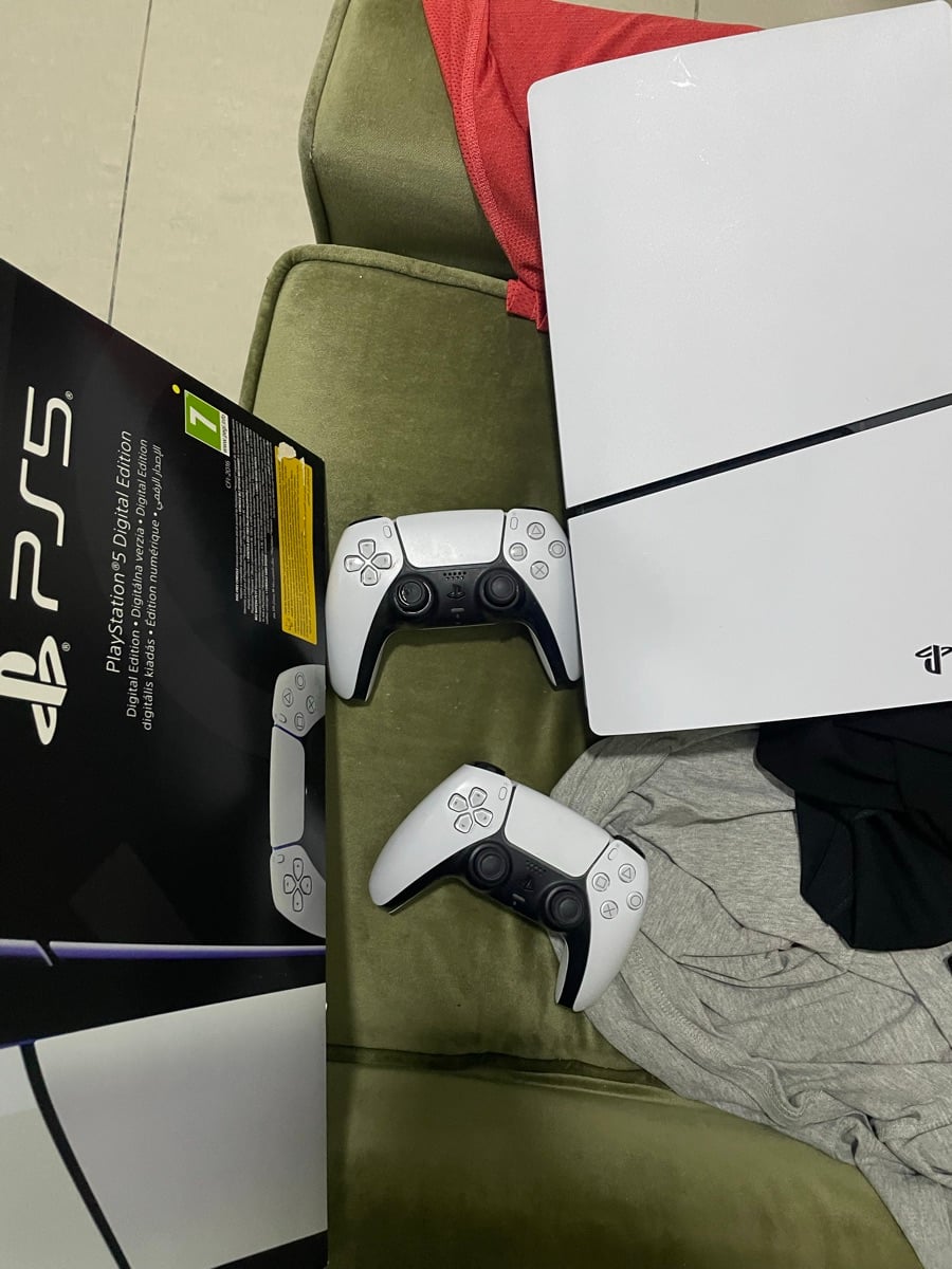 Ps5 slim 1tb with fifa 26 and 20 games and 1year under warenty - Image 1