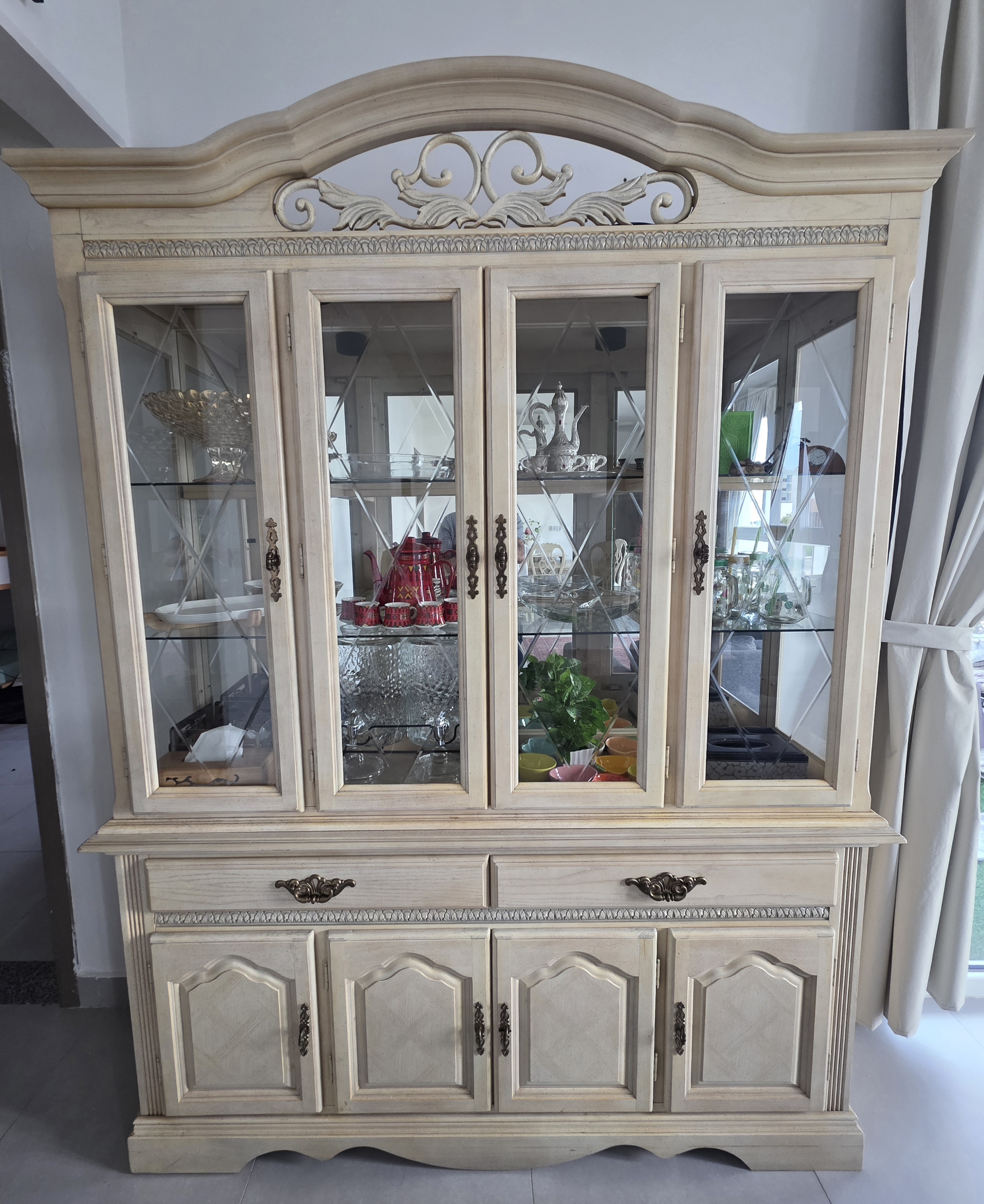 Excellent Wooden display cabinet for urgent sale - Image 2