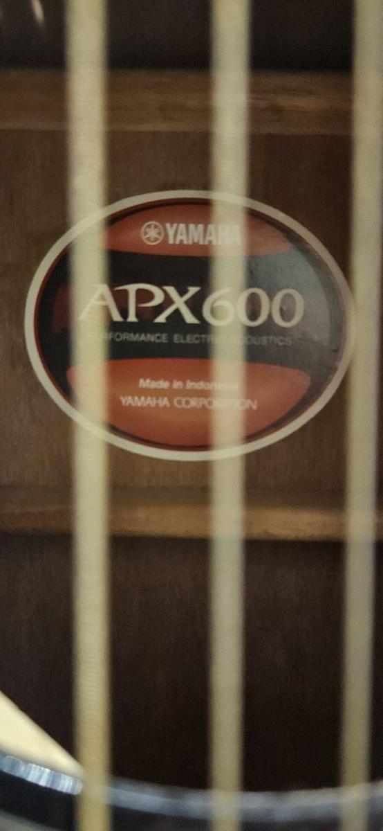Yamaha apx600 Guitar - Image 4