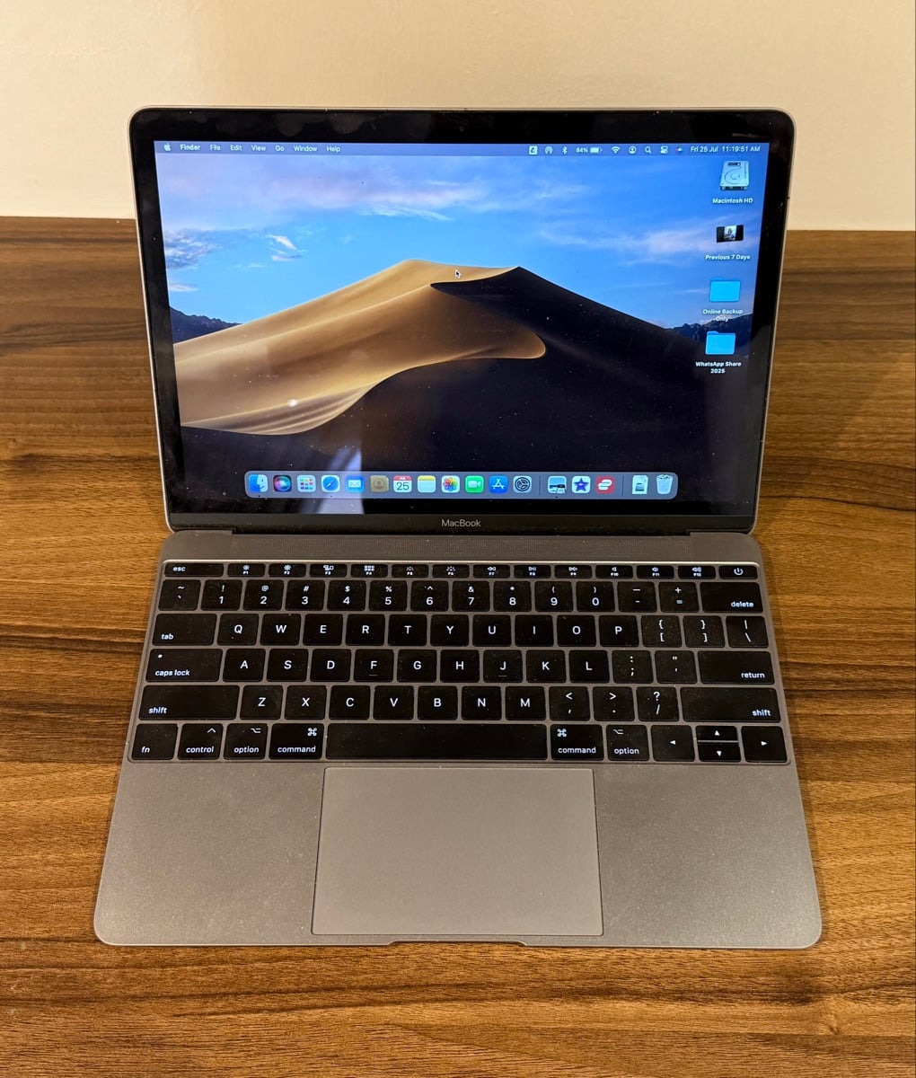 Apple MacBook - Image 1