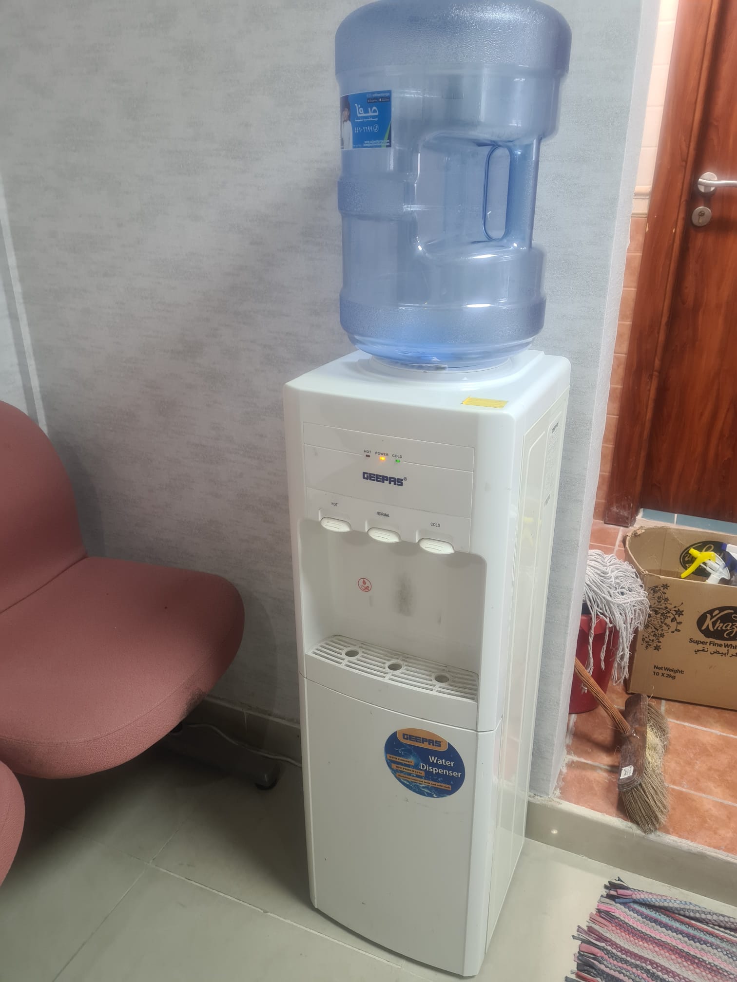 GEEPAS WATER DISPENSER WITH GALLON BOTTLE - Image 2