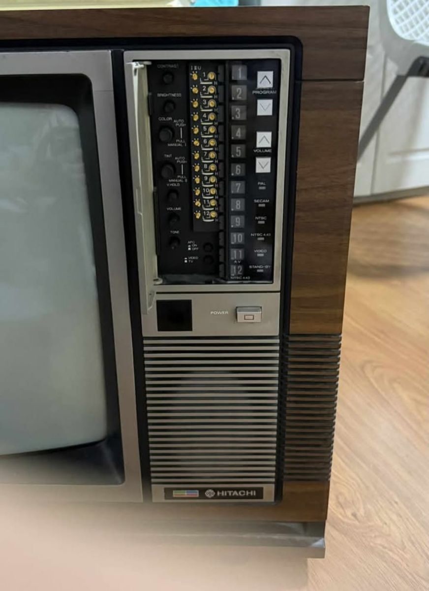 Vintage HITACHI CMT2090 TV - Image 5
