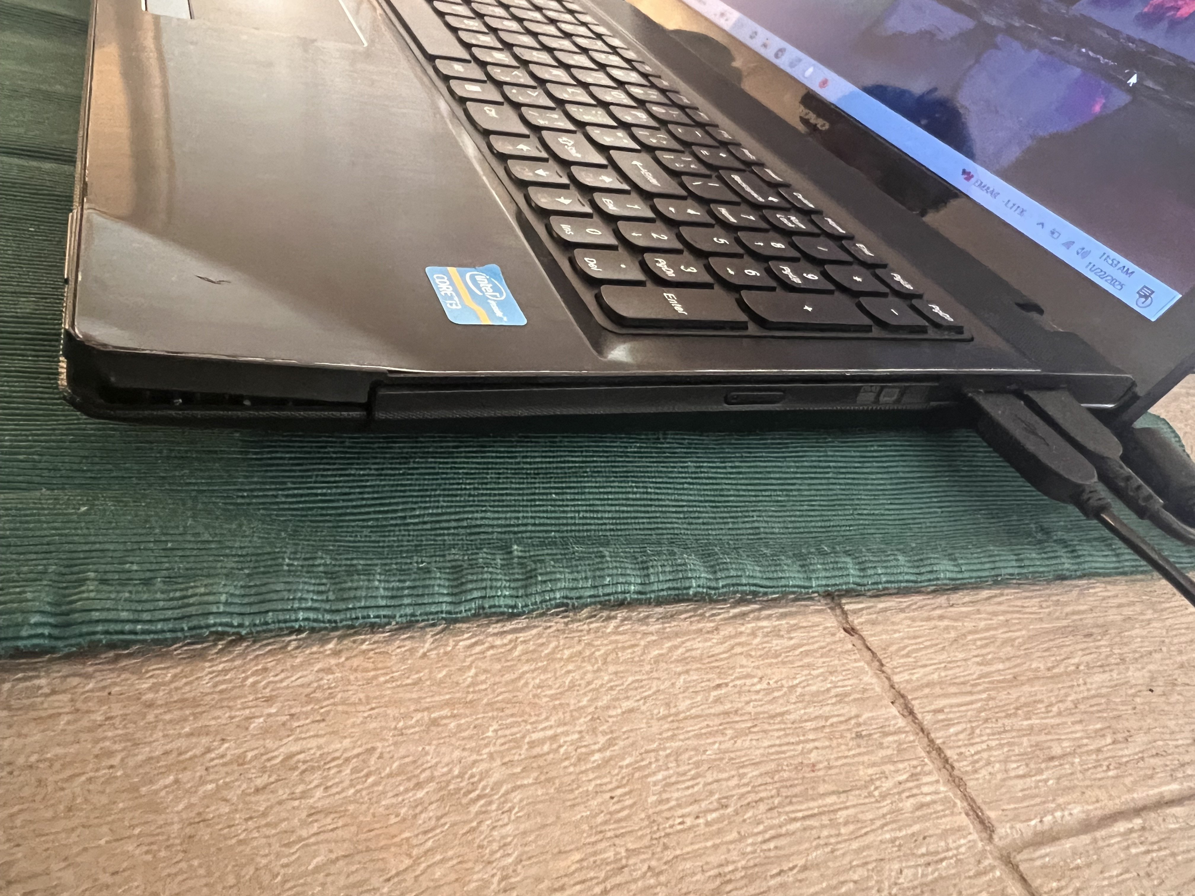 Lenovo laptop very old qar 300. 15.4 inch  - Image 2