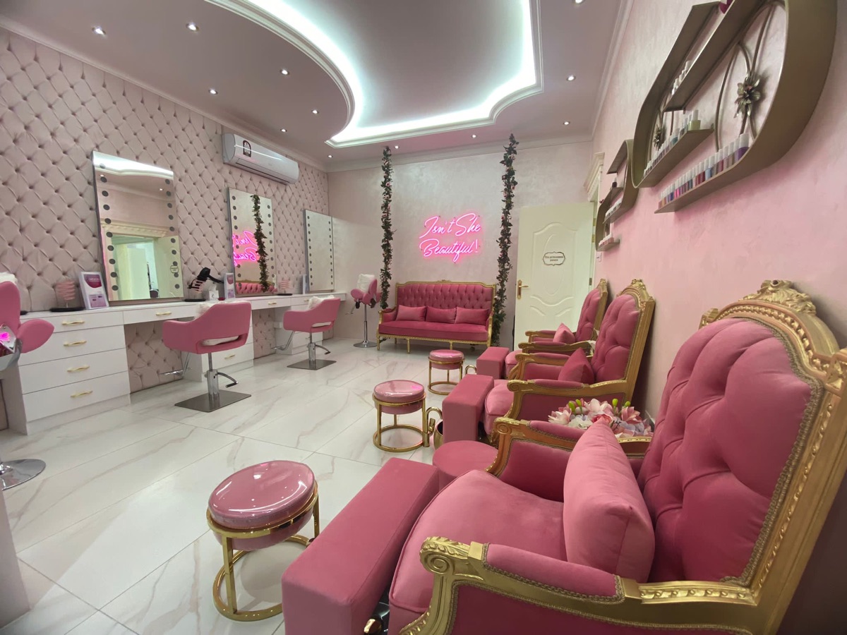 Salon Furnitures, equipment & products for sale أثاث ومعدات ومنتجات صالون للبيع - Image 13