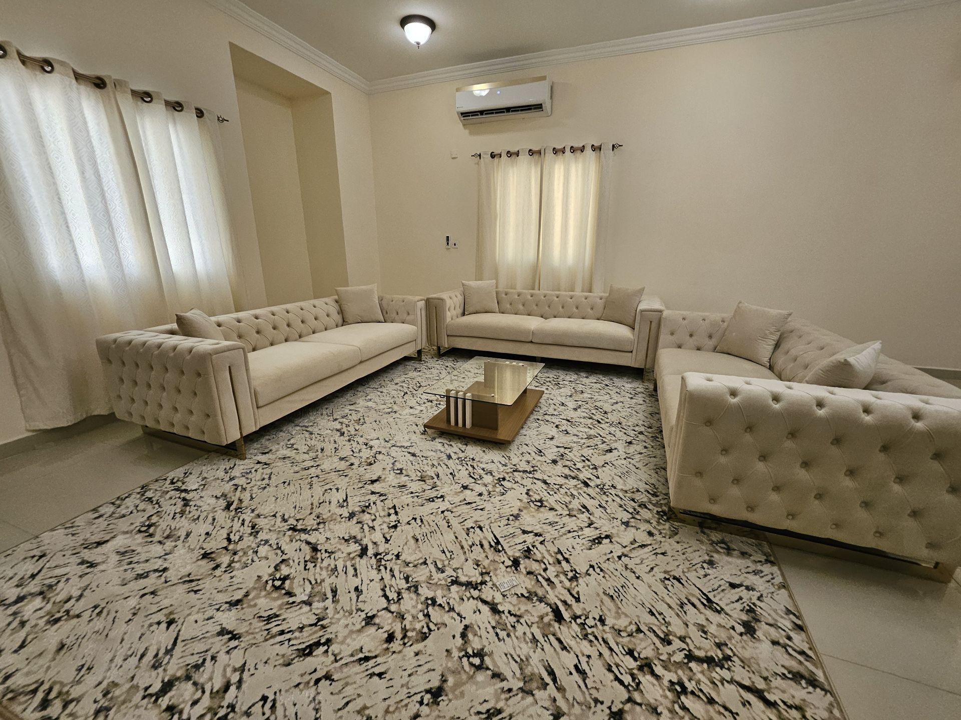 Stylish Abstract Area Rug — 400 QAR - Image 2