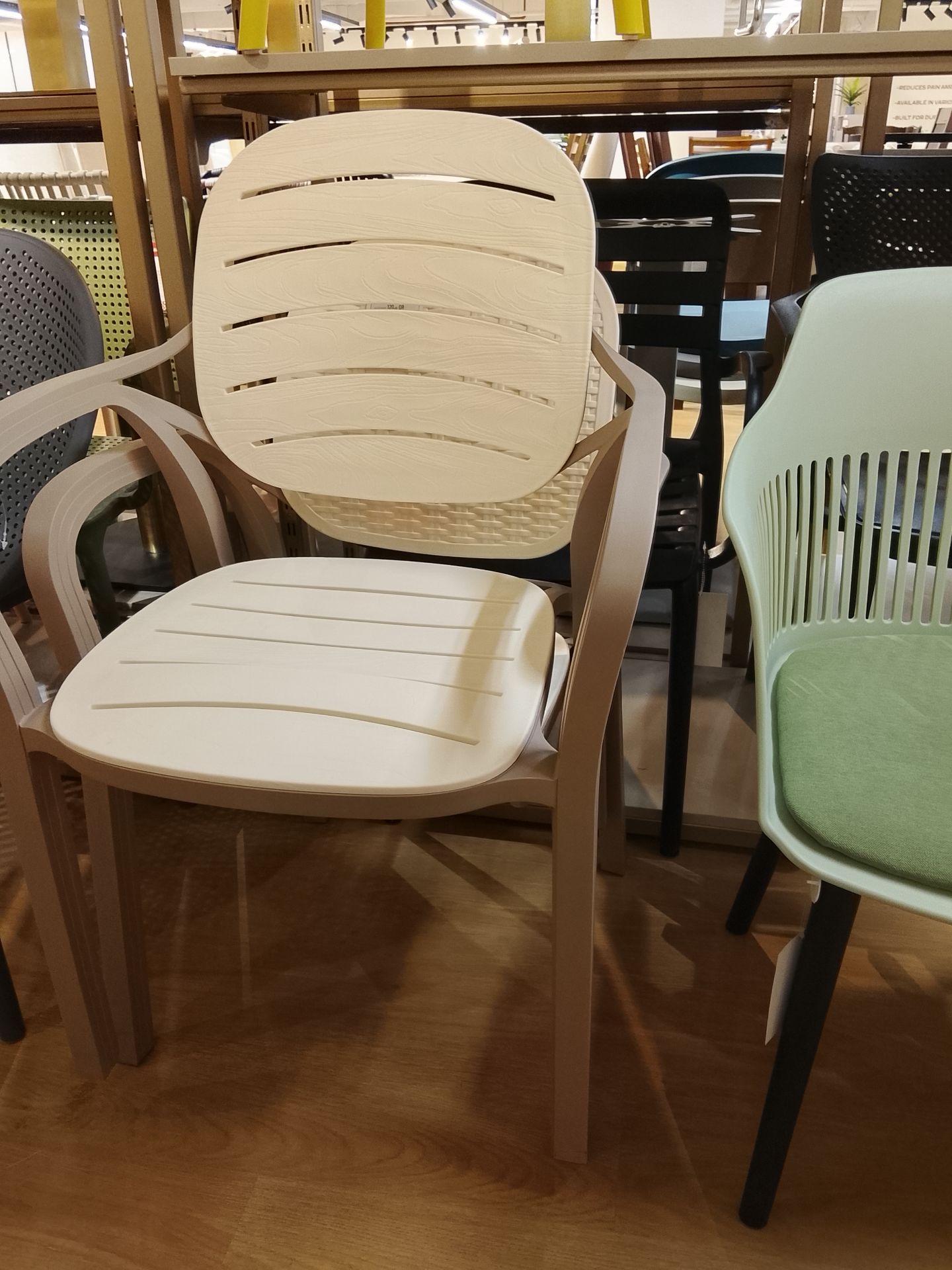 Table and chairs brand new  - Image 7
