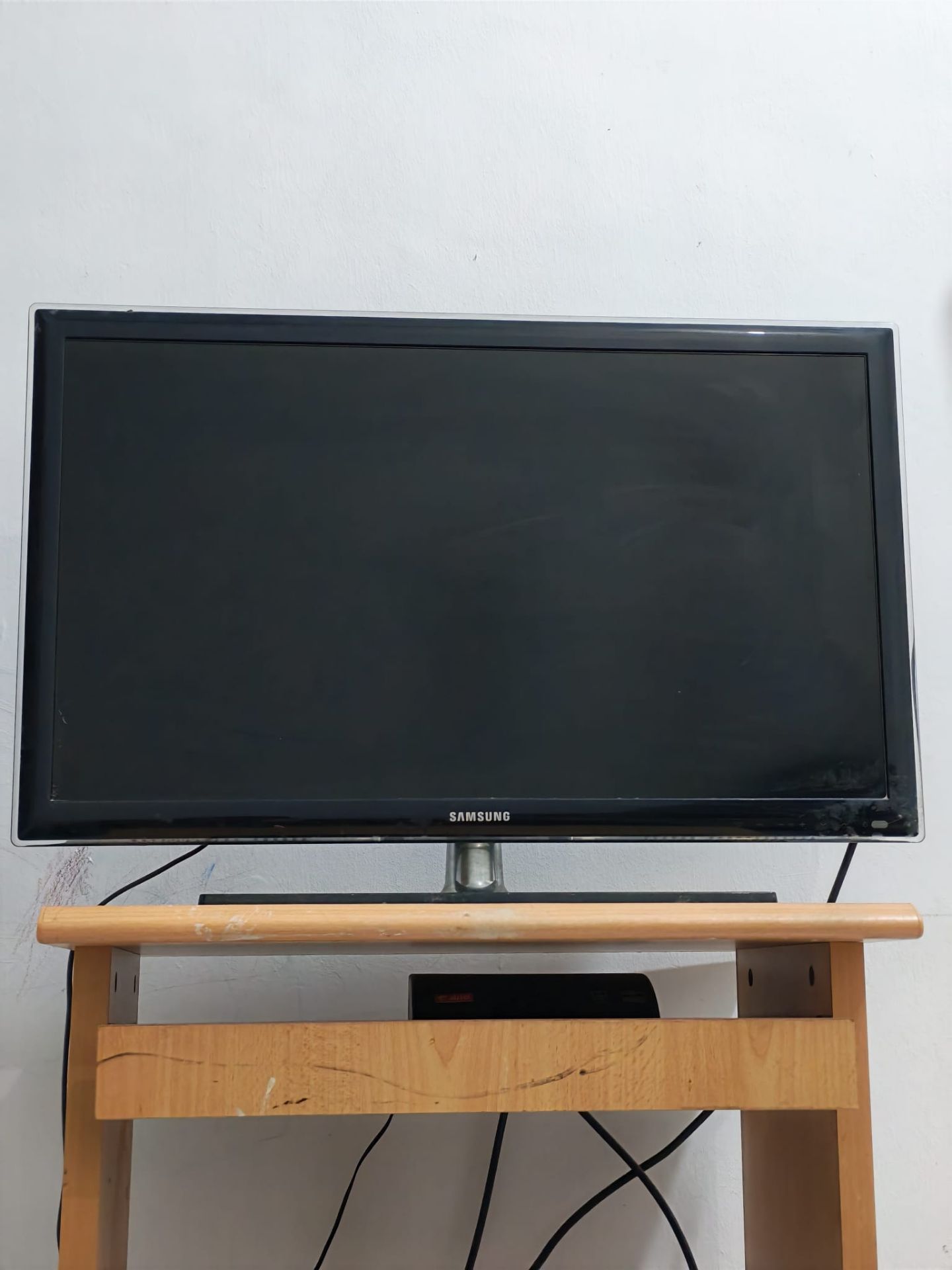 32" Samsung TV  - Image 2