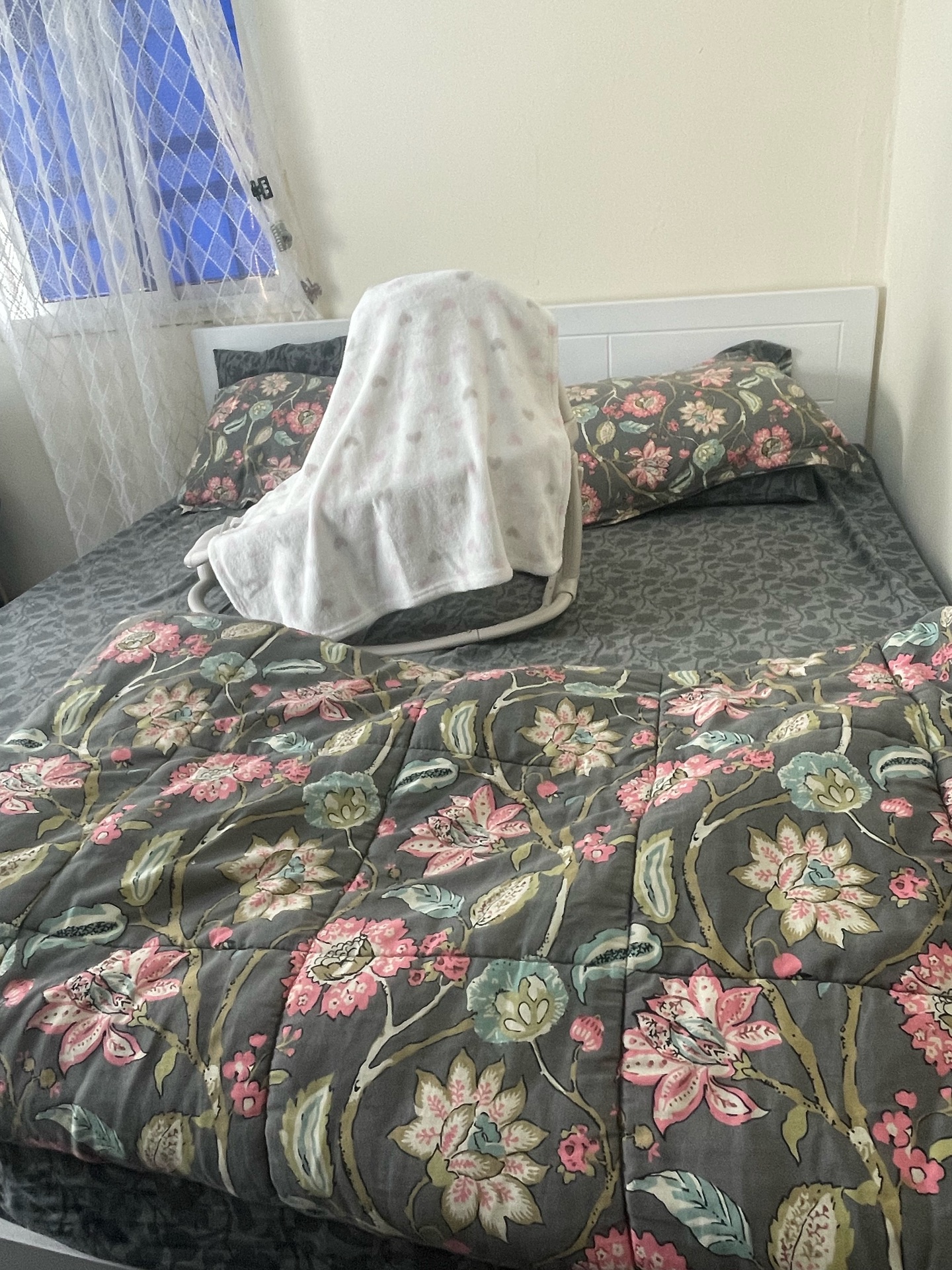 Bed and mattress - Image 1