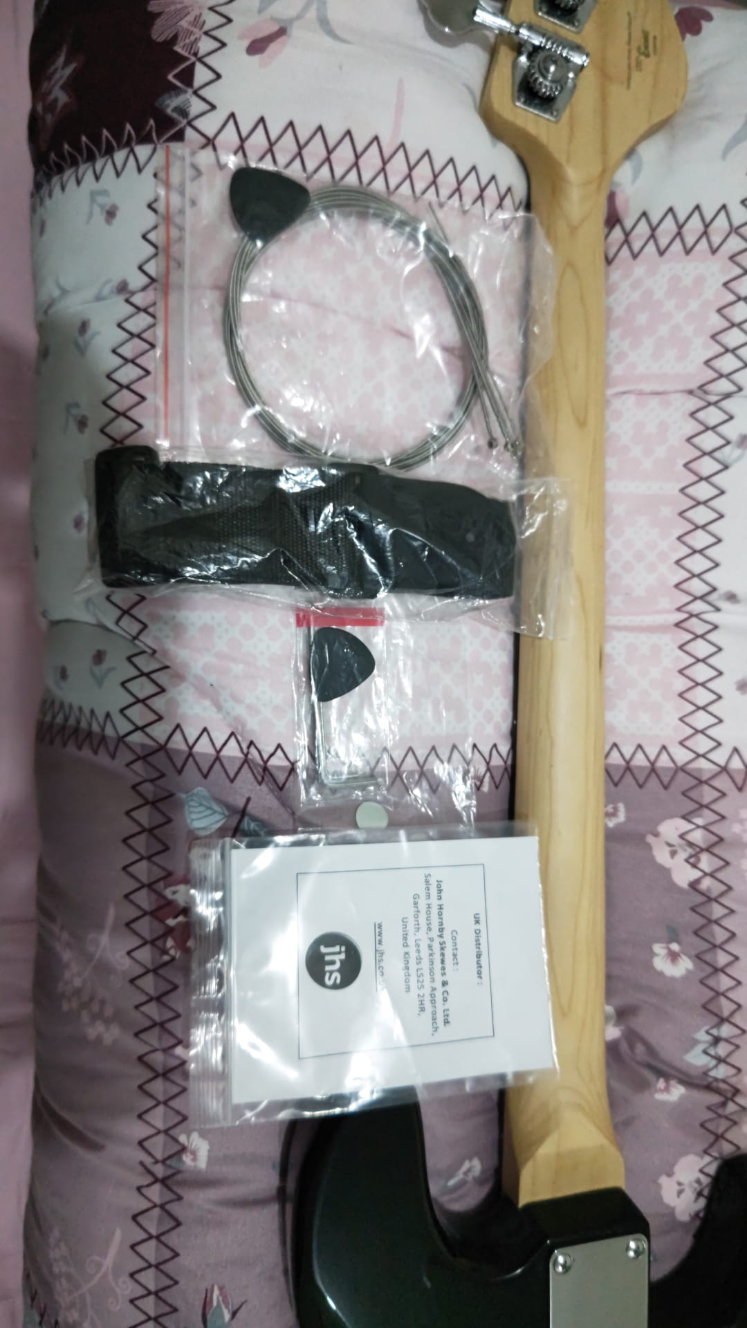 Left handed bass guitar brand new never been used with bag - Image 2