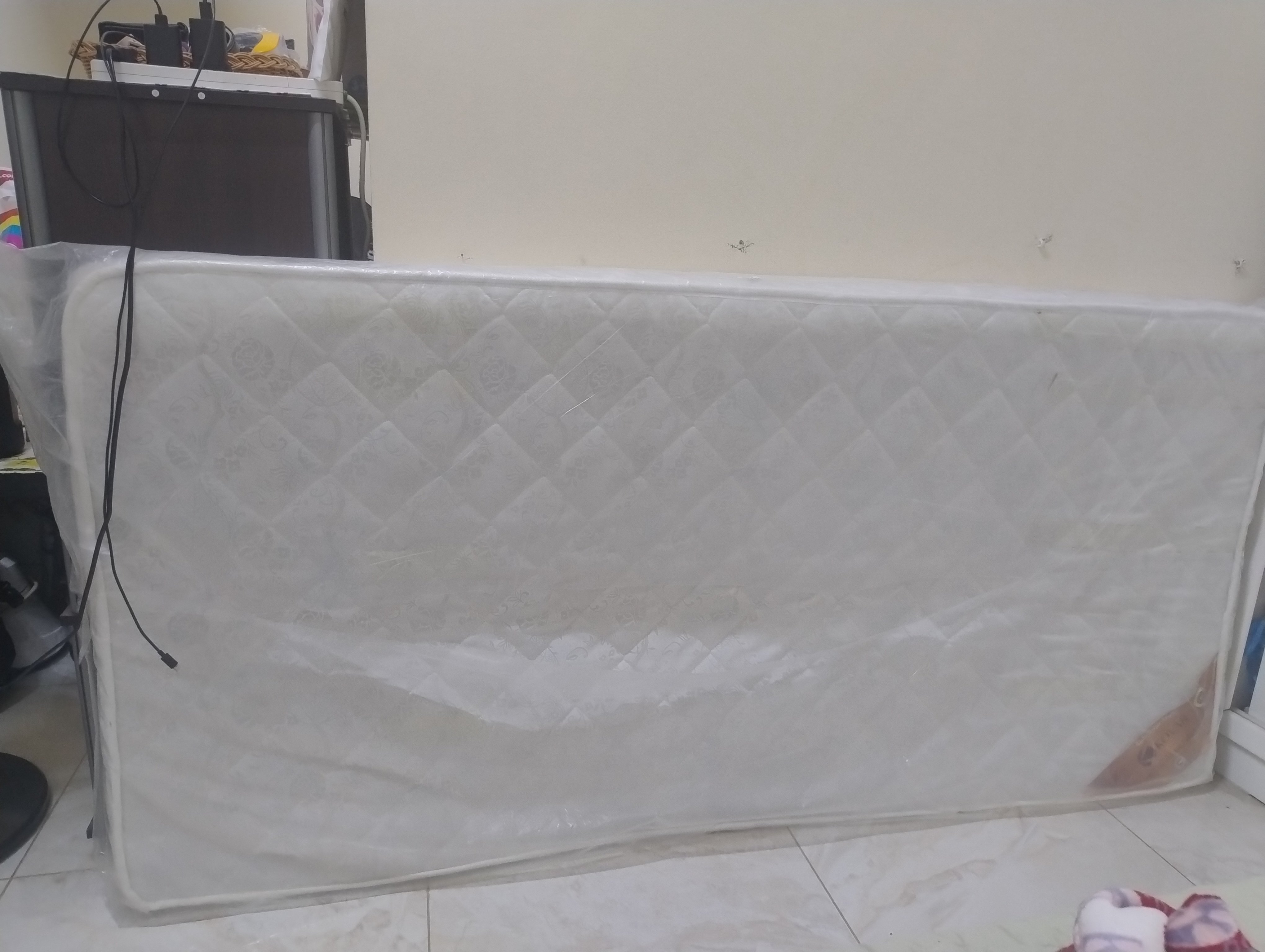طقم سرير مستعمل ومرتبة لنوم مريح - Image 2
