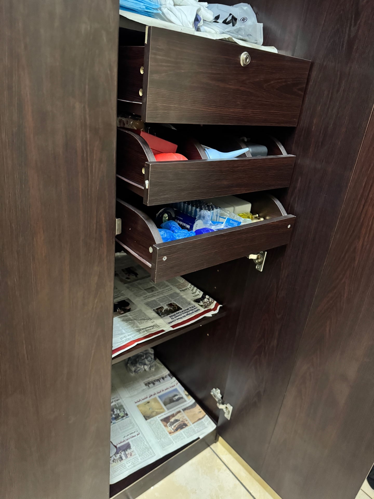Neatly used 3 door cupboard - Image 4