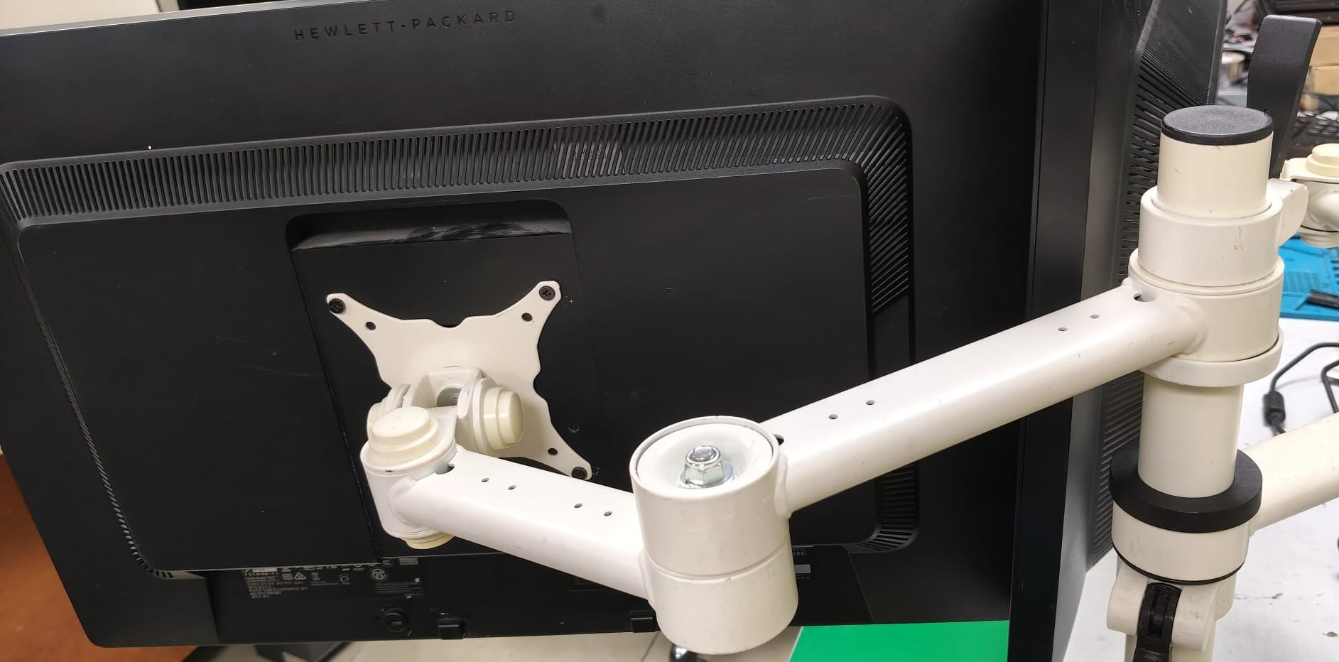Hp 24-Inch Monitor with Desk Mount - Image 4