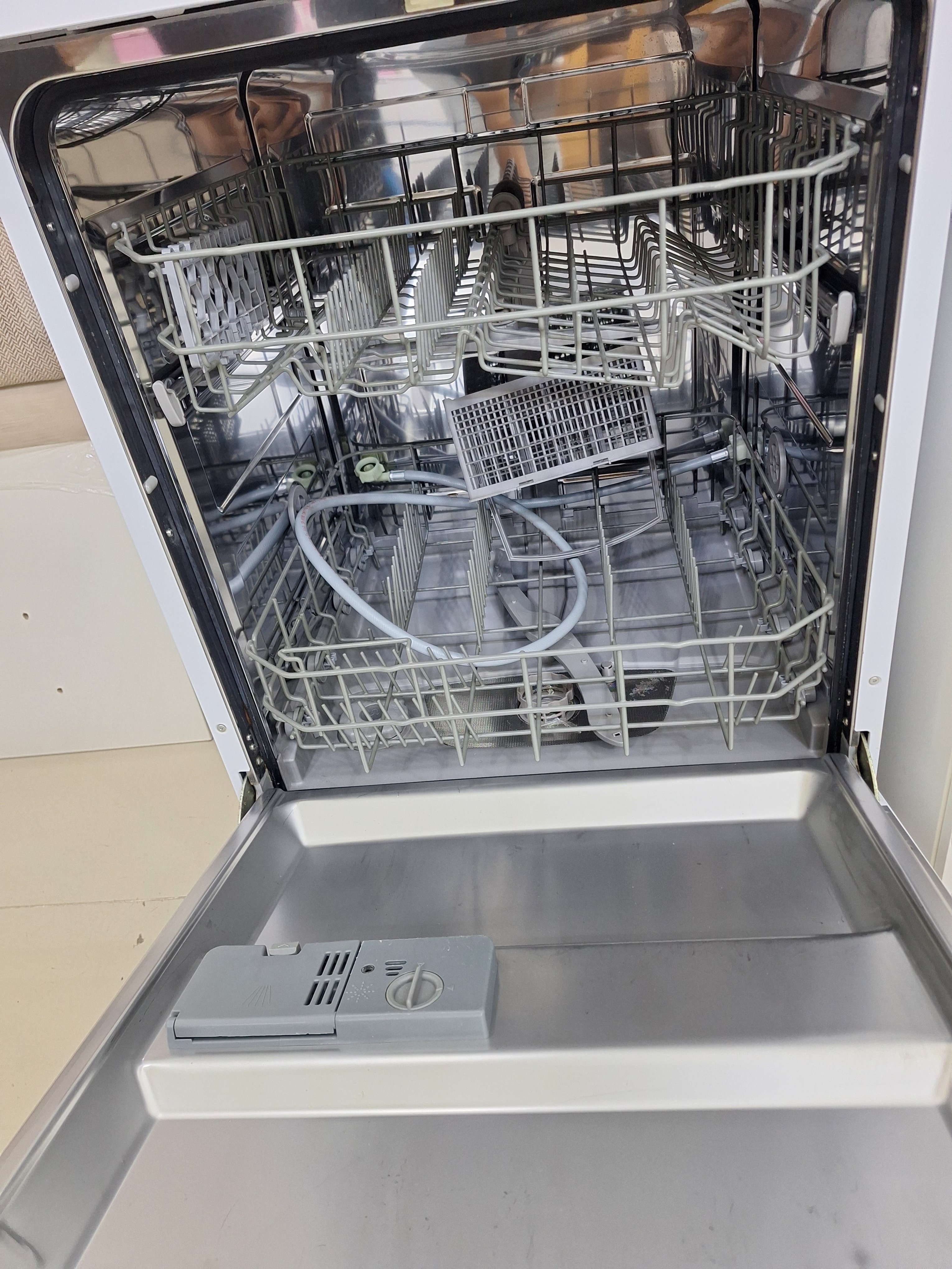 Dishwasher for sale  - Image 2