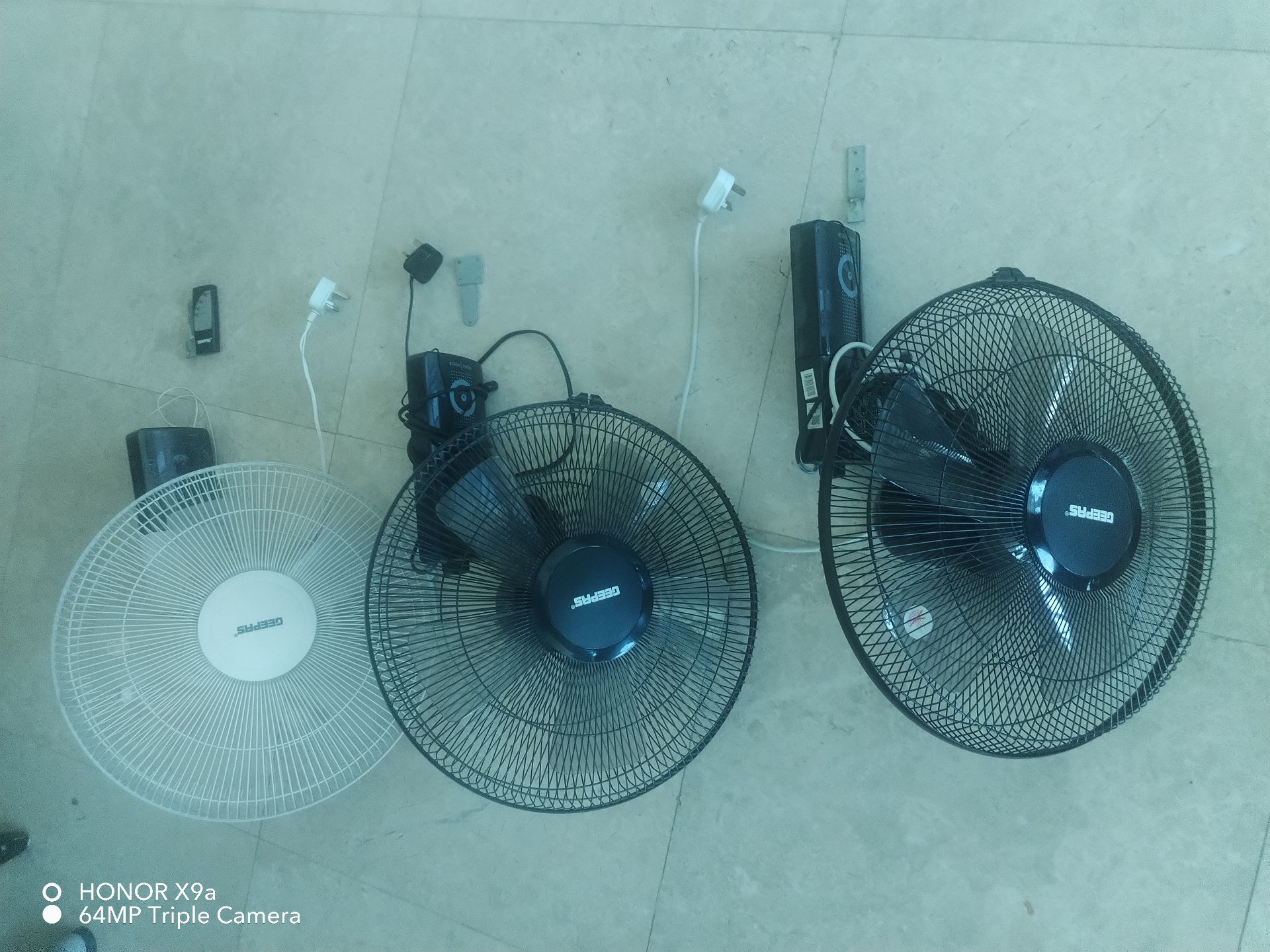 3 wall fan fully operational and 5 steps ladder  - Image 2