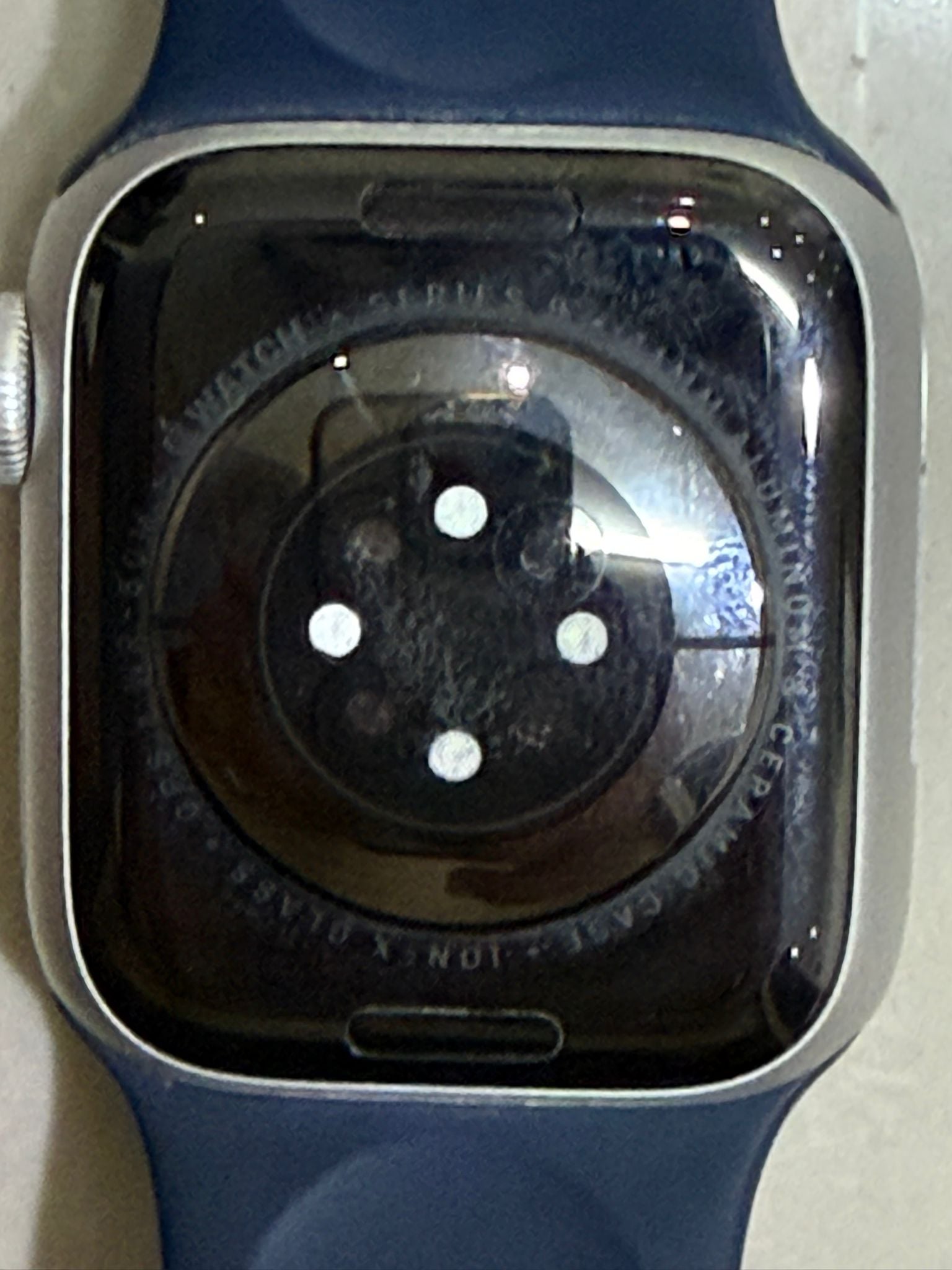 Apple watch original. 750QAR negotiable. rarely used.Original charger - Image 3