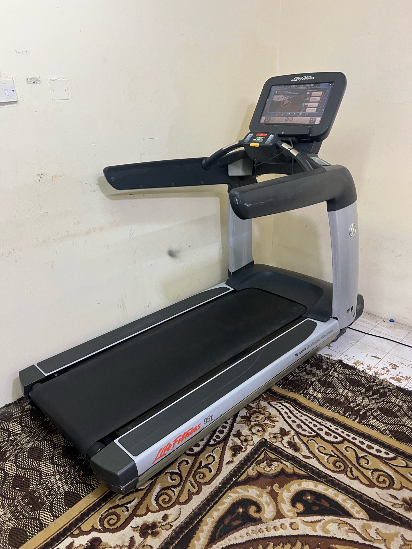مشاية Life Fitness - Image 6