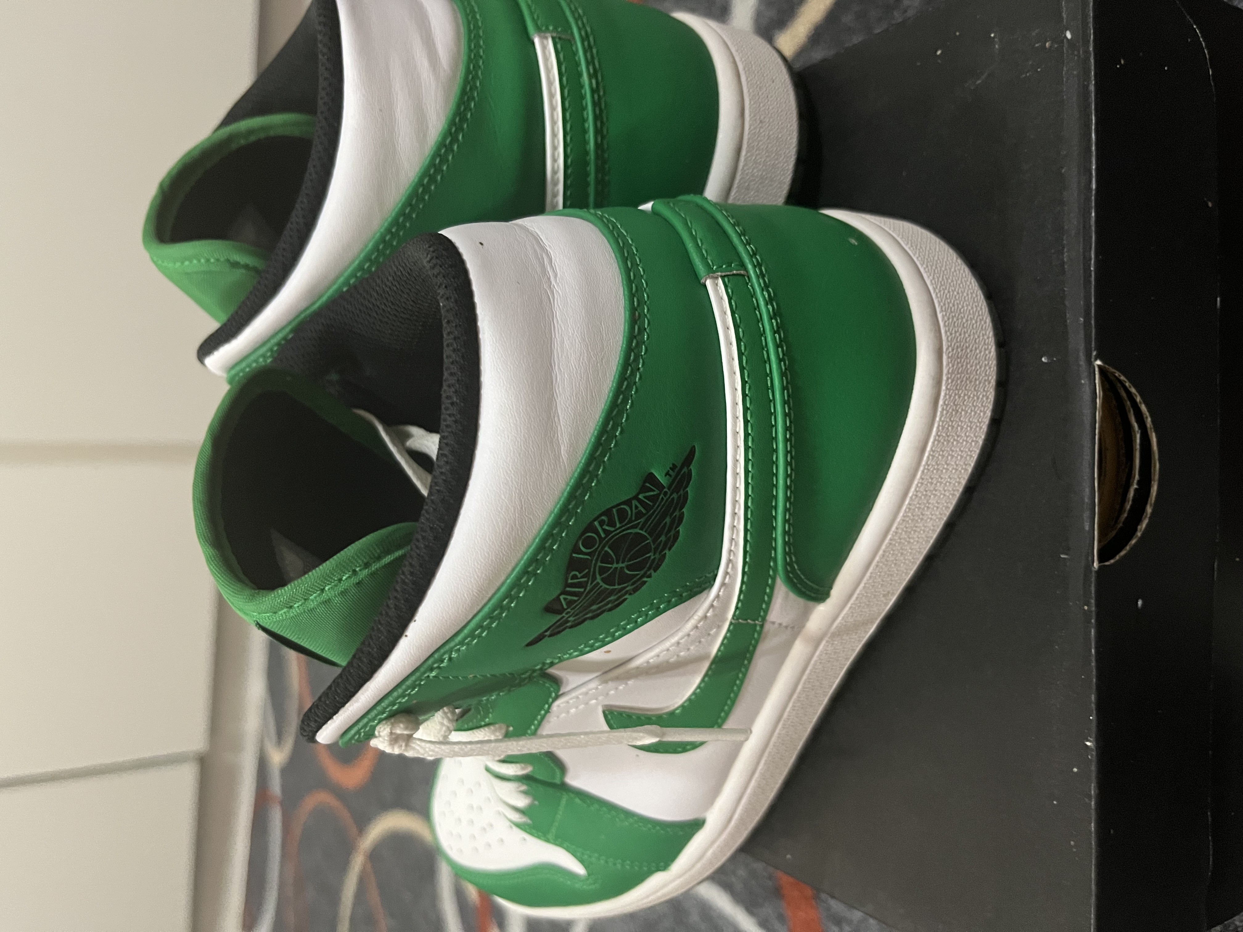 Air Jordan 1 Mid - Image 2