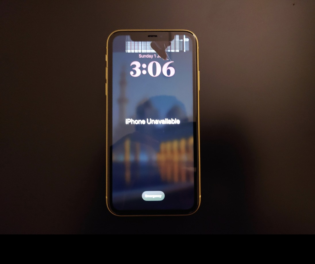 Iphone 11 disabled and display is broken - Image 1