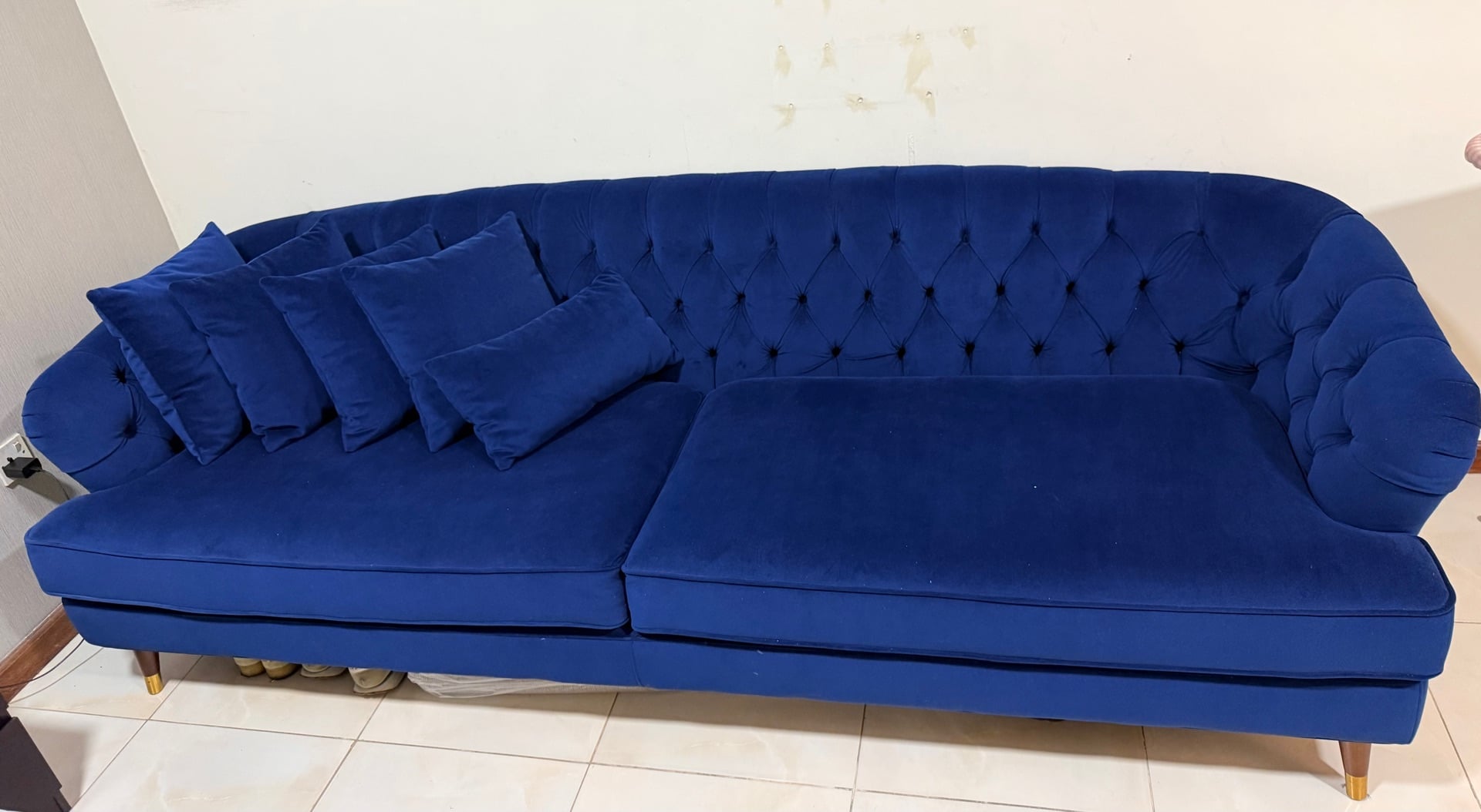 Home center large velvet sofa  - Image 4