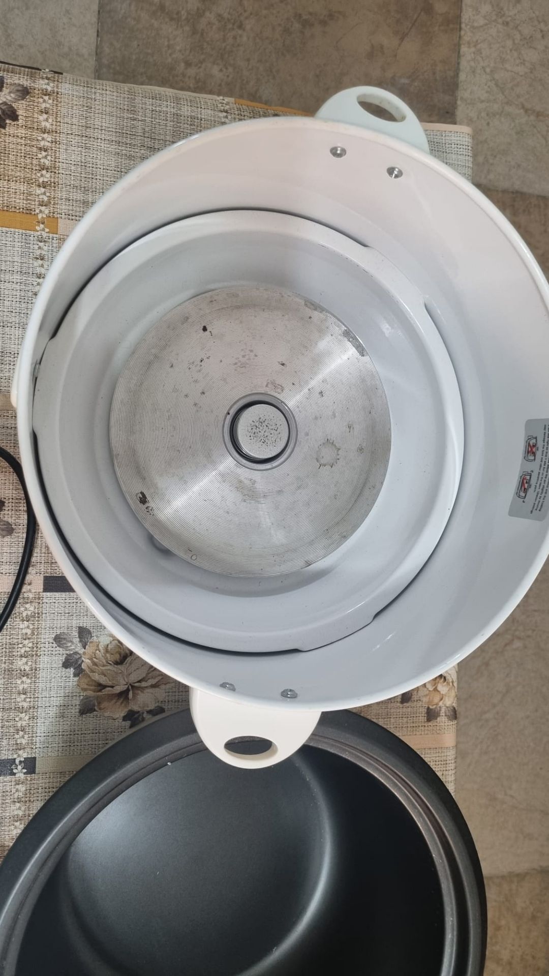 Geepas 2.8 liter rice cooker in good condition - Image 2